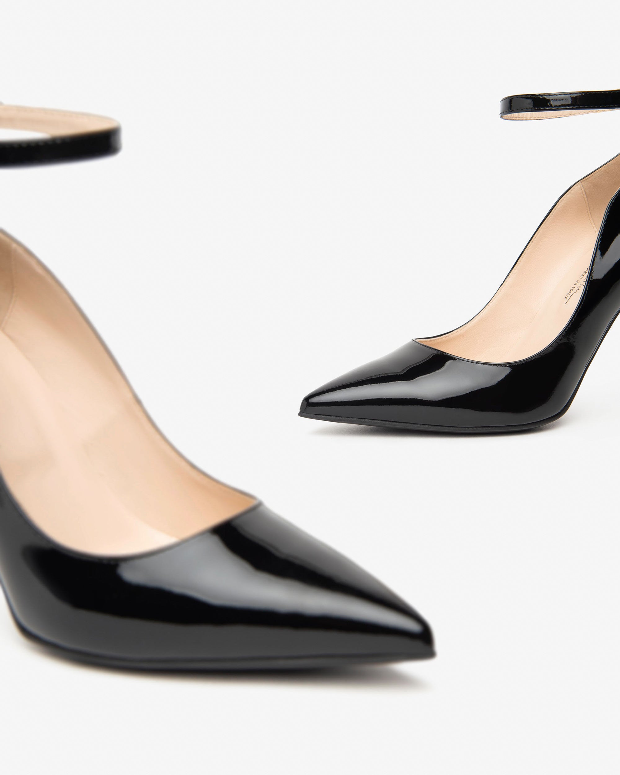  Damen-Pumps aus Lackleder