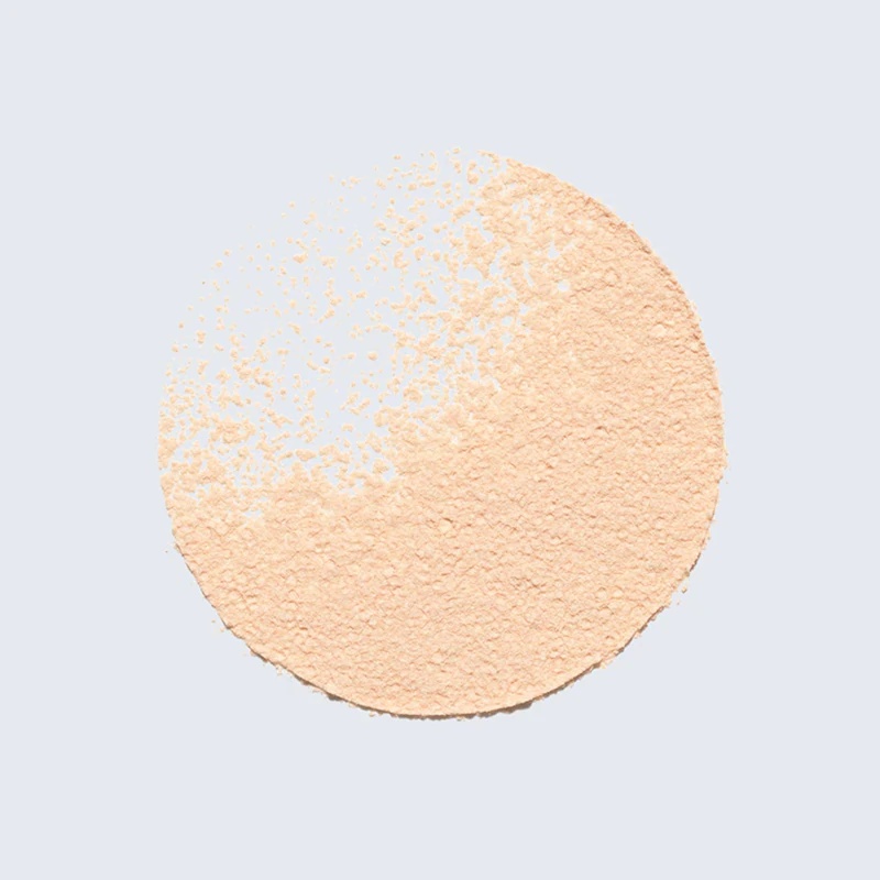Estée Lauder Double Wear Sheer Flattery Loose Powder je puder v prahu, ki zagotavlja naraven videz.