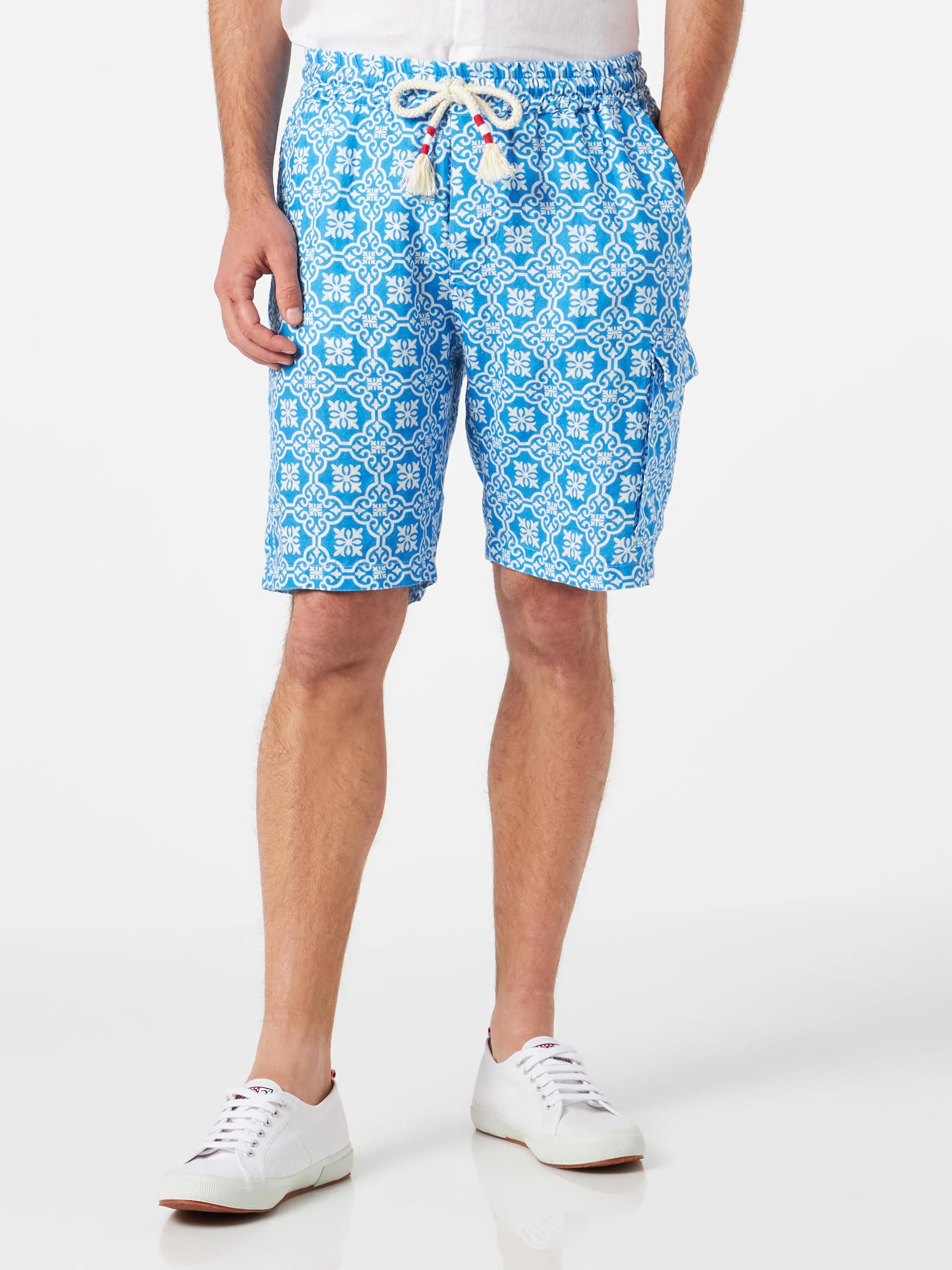 Herenbermudashorts van linnen met een wit-blauwe majolica-print.