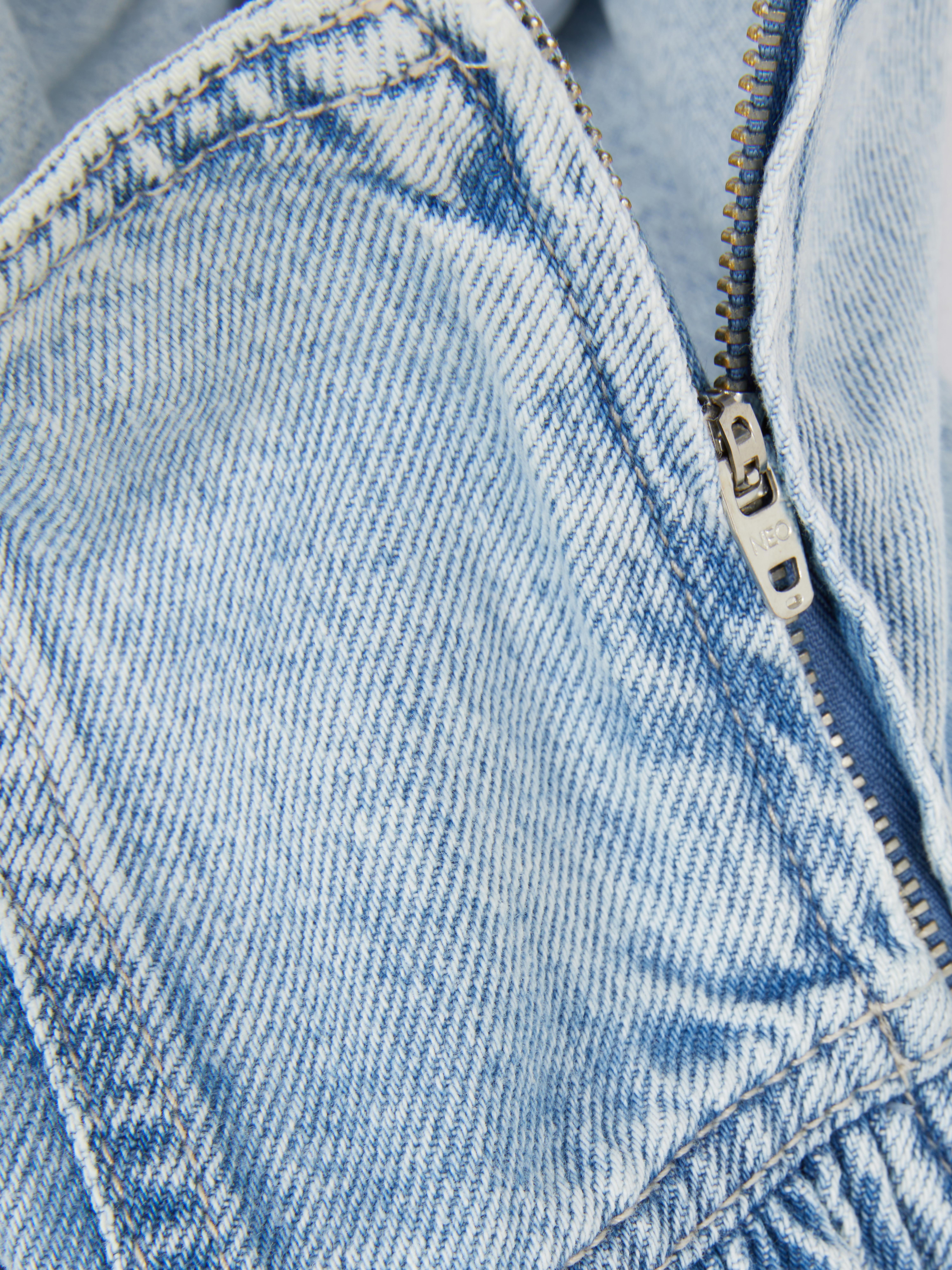 Fustă bufantă din denim O fustă bufantă din denim cu fermoar lateral