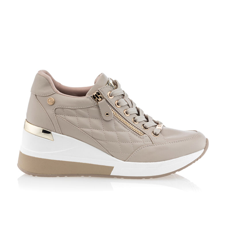 Zapatillas deportivas para mujer color beige.