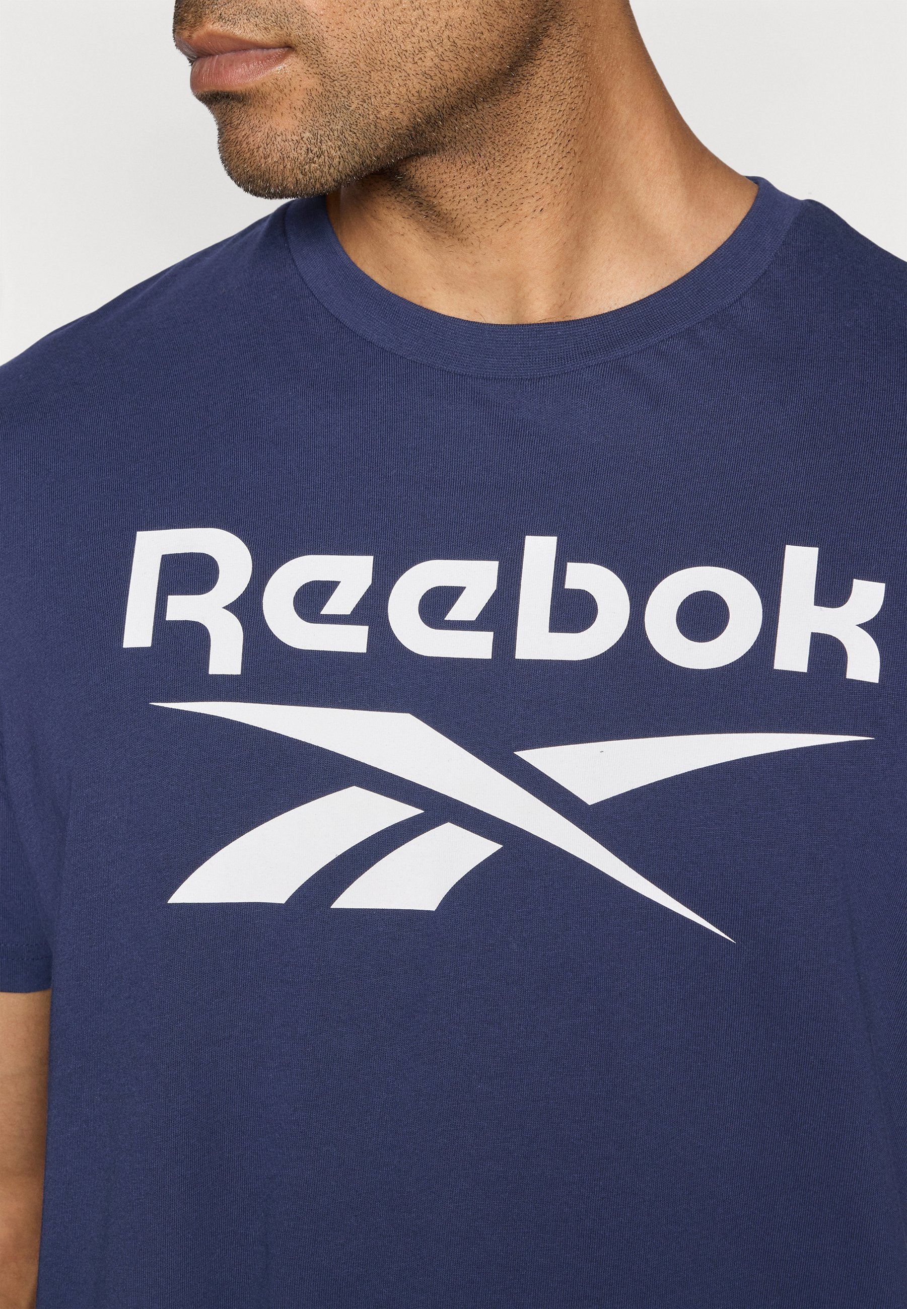 Reebok LOGO KLEUR - Bedrukt T-shirt - vector marineblauw
