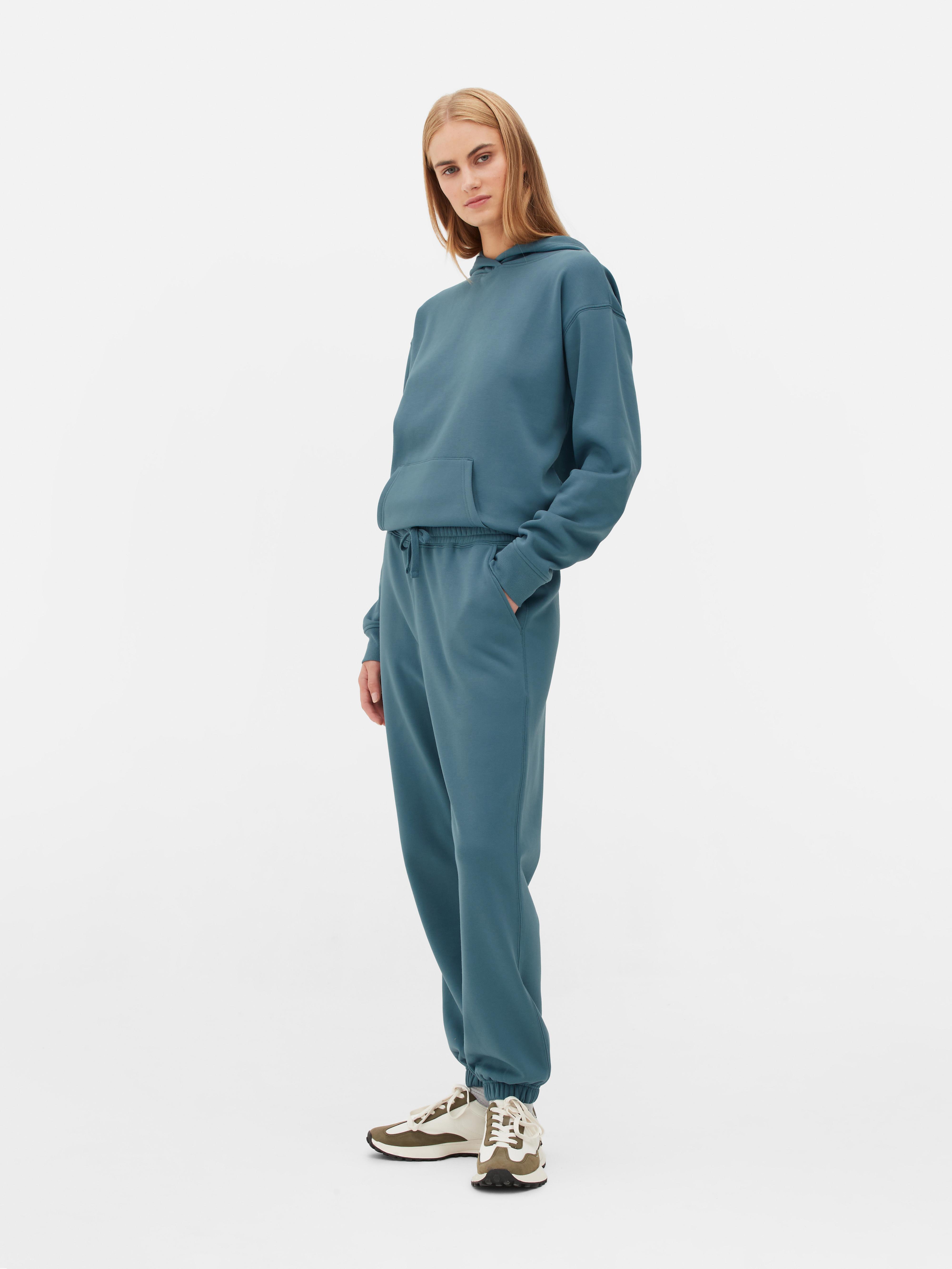 Pantaloni de jogging simpli cu croială regulată. Acești pantaloni de jogging cu manșete până la gleznă sunt indispensabili în garderoba ta casual.