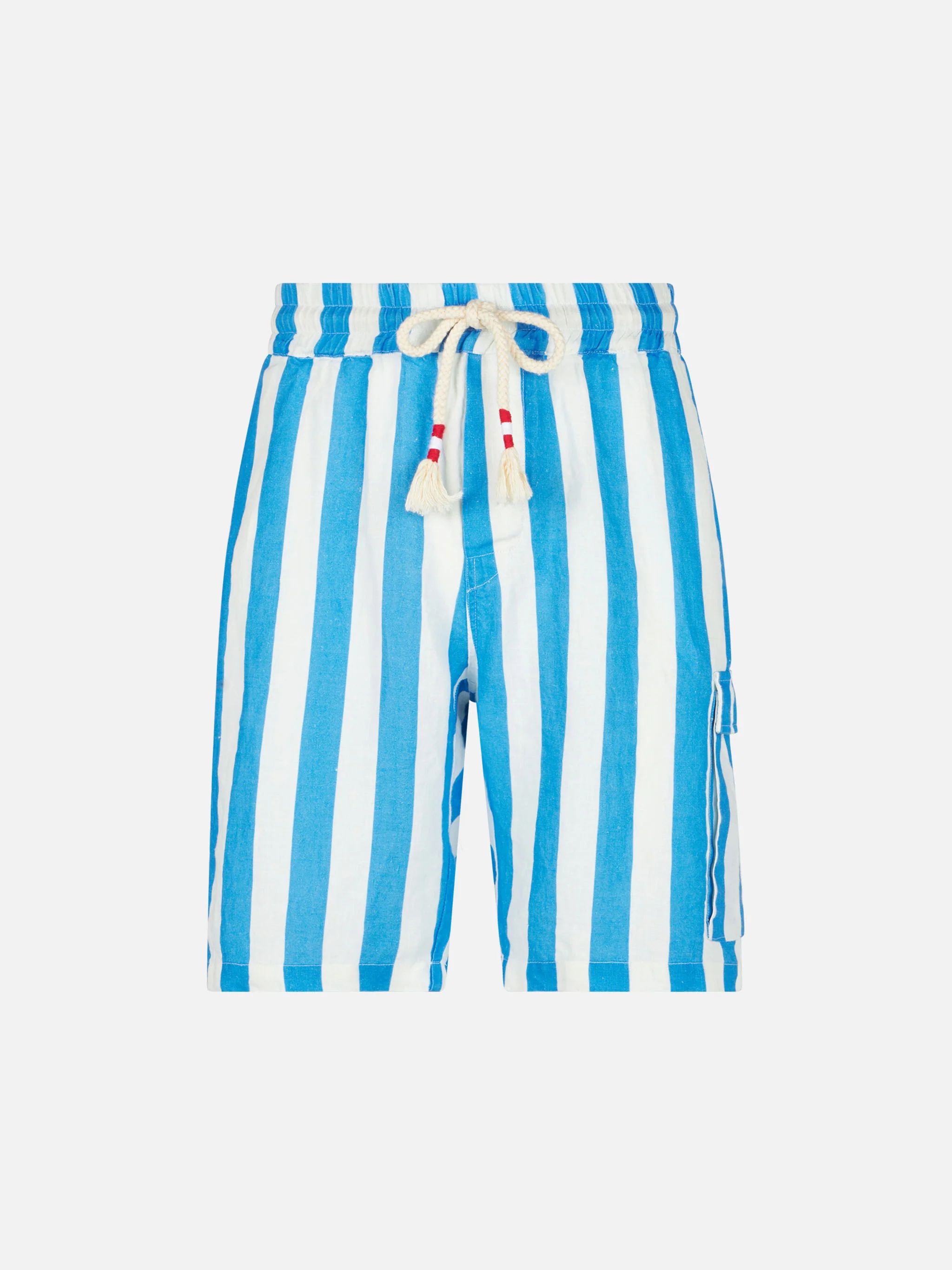 Bermudashorts voor heren in wit en blauw gestreept linnen.