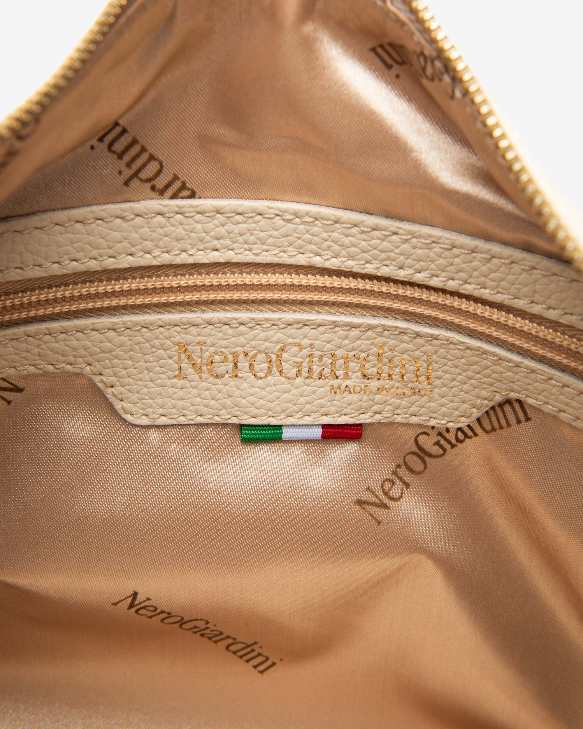  Damen-Schultertasche aus technischem Material