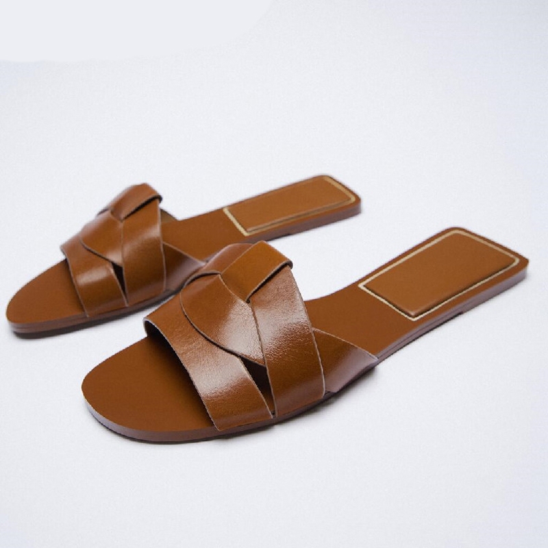 Chinelo de couro marrom com cadarço, modelo Cross, para uso externo, lazer, praia e férias, com sola plana, lançamento do verão de 2021.