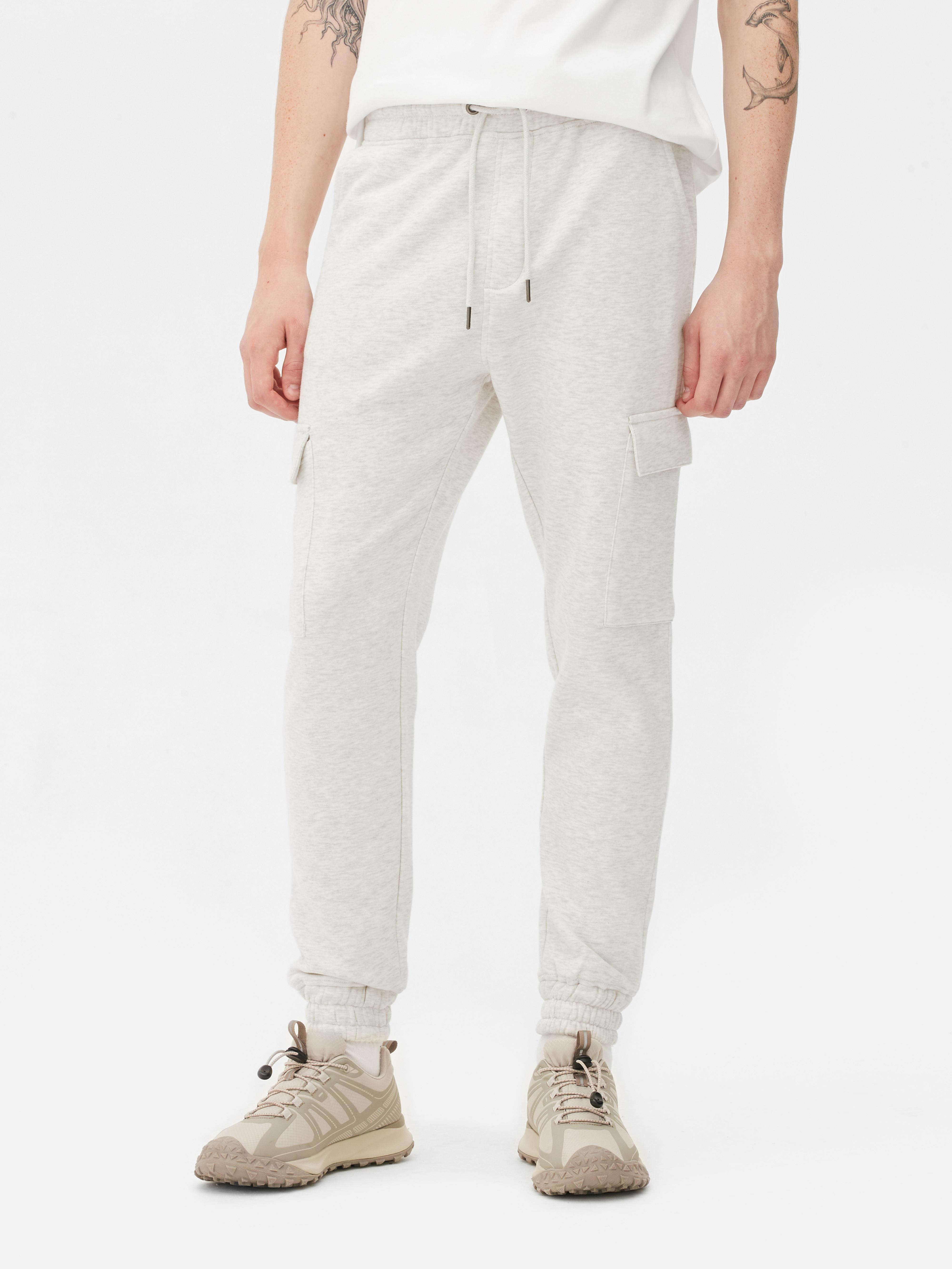 Pantaloni de trening cargo cu manșete până la gleznă. Ce poate fi mai bun decât niște pantaloni de trening? Pantaloni de trening cu buzunare laterale.