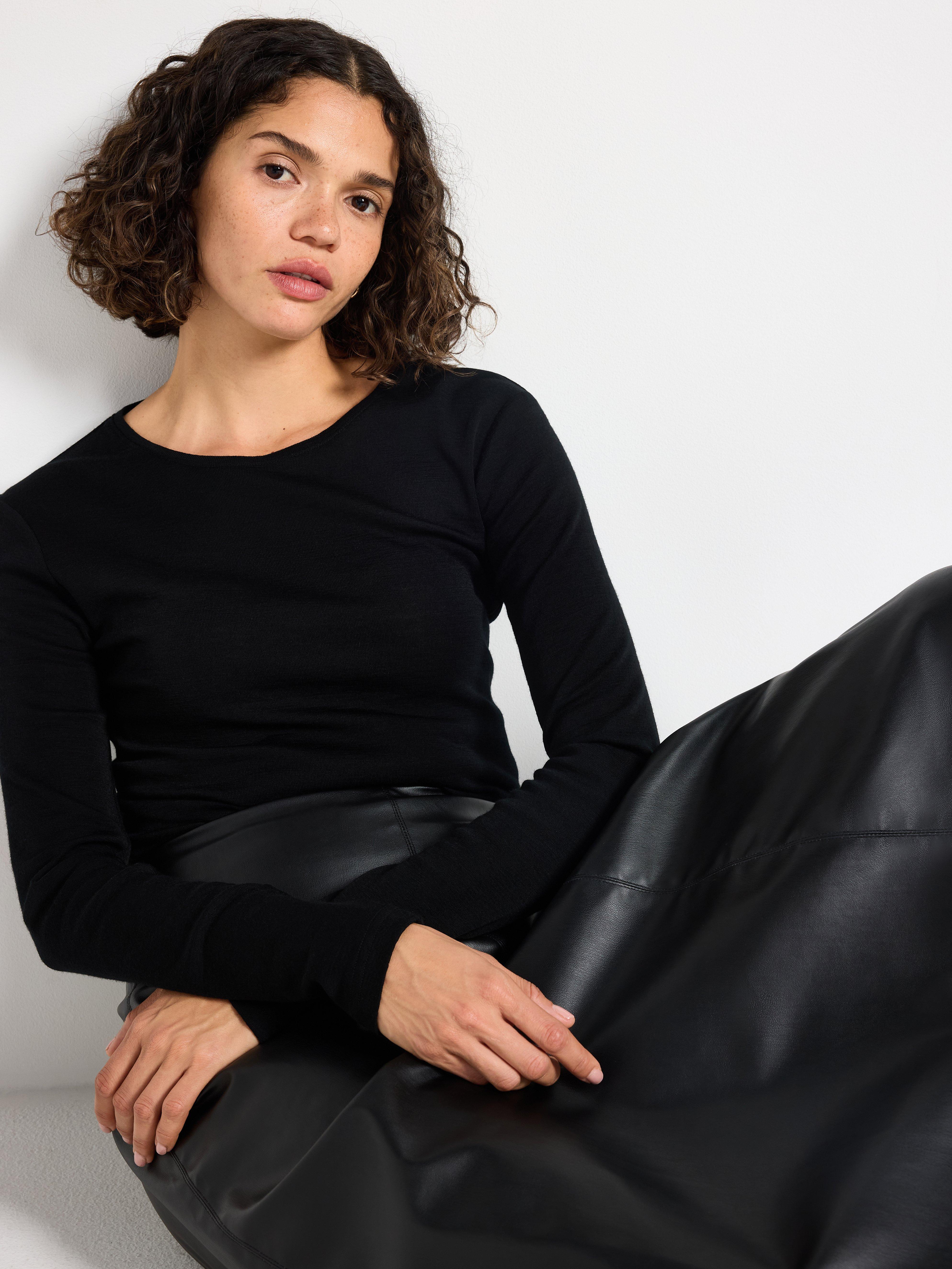 Top de manga larga de lana merino negro