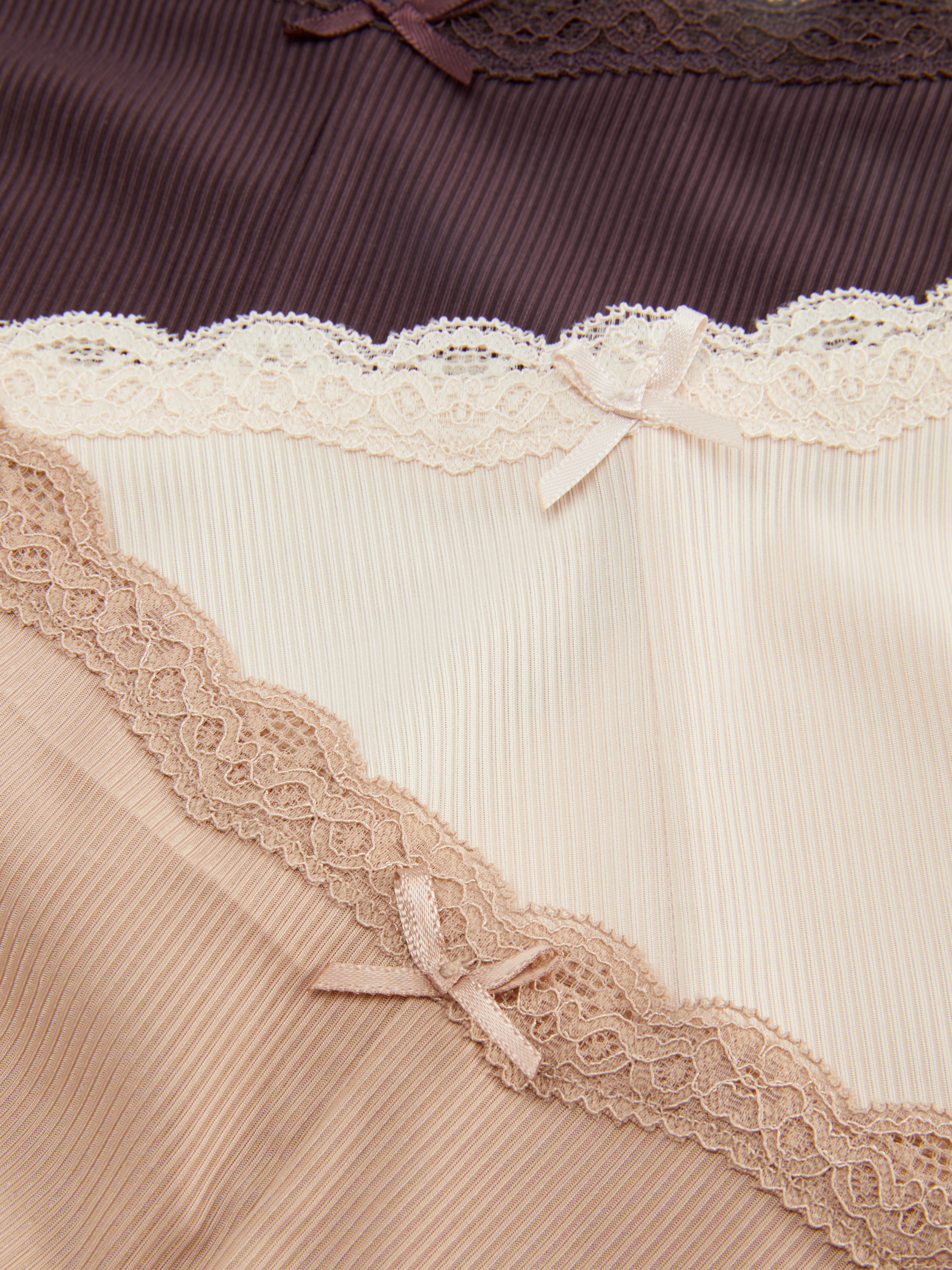 Gerippte brasilianische Slips, 3er-Set. Drei brasilianische Slips aus weichem Rippstrick mit dezenter Spitzenborte.