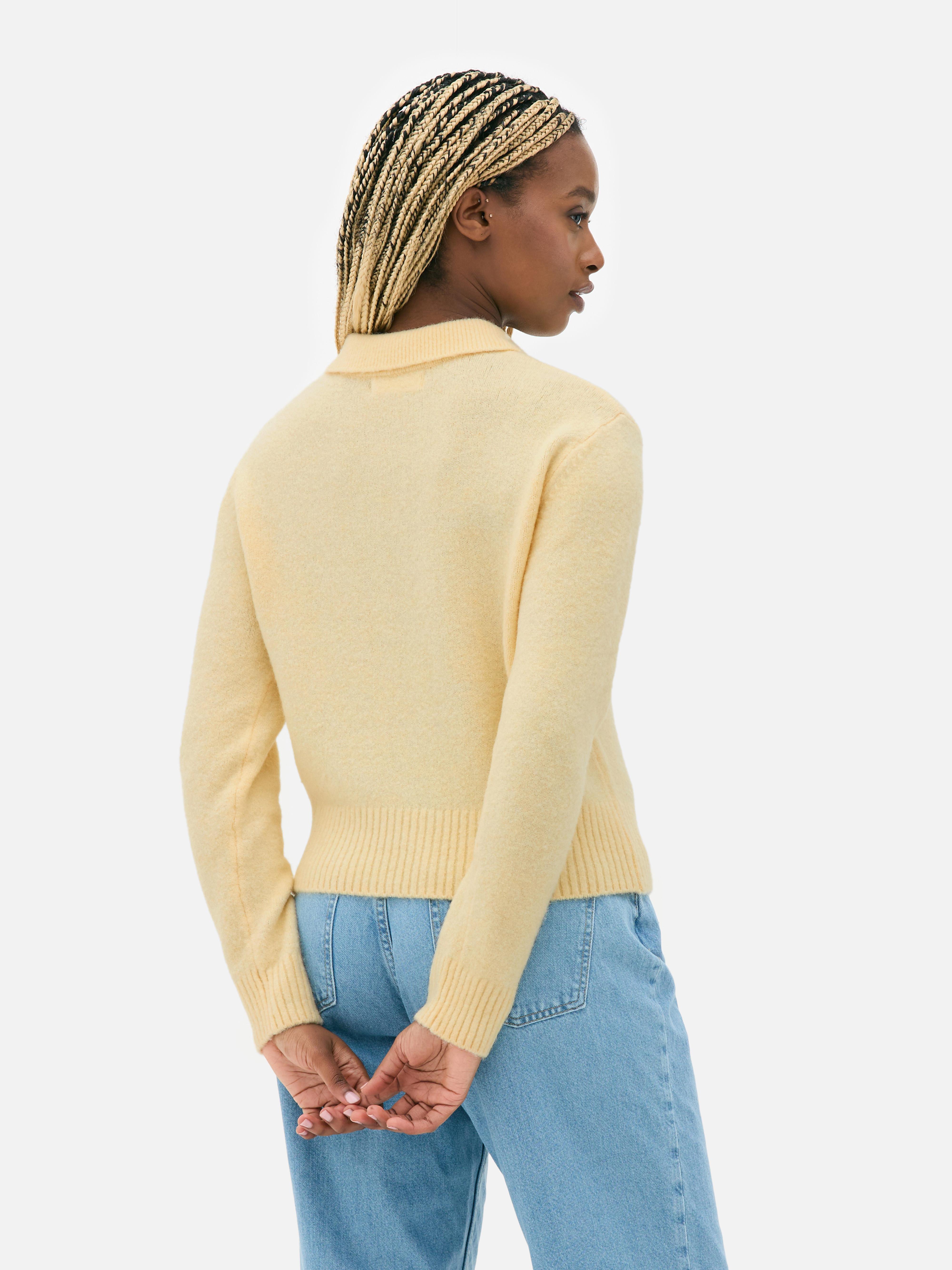 Genser med polokrage En myk genser med polokrage og knappestolpe for et komfortabelt, preppy utseende