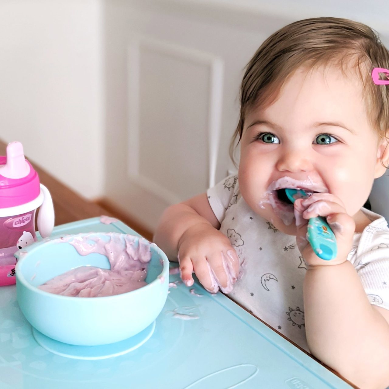 Een schuine lepel gebruiken voor de eerste puree.
