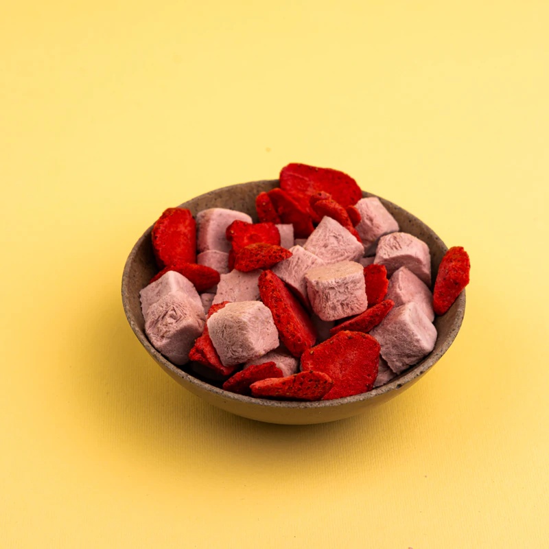 Ēdīsim veselīgi! Čipsi, kas gatavoti no saldēti žāvētām zemenēm ar kokosriekstu pienu. 100 g saldēti žāvētu augļu.