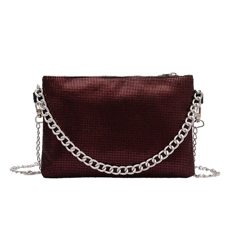Sac bandoulière femme tendance 2020 à sequins texturés, avec chaîne en métal, style bohème chic. Couleur unie brillante.