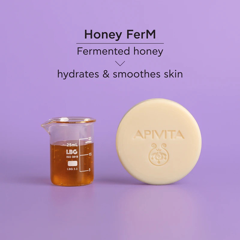 „Apivita Cleansing Solid Foamy Cleanser“ yra drėkinamasis valomasis muilo gabaliukas.