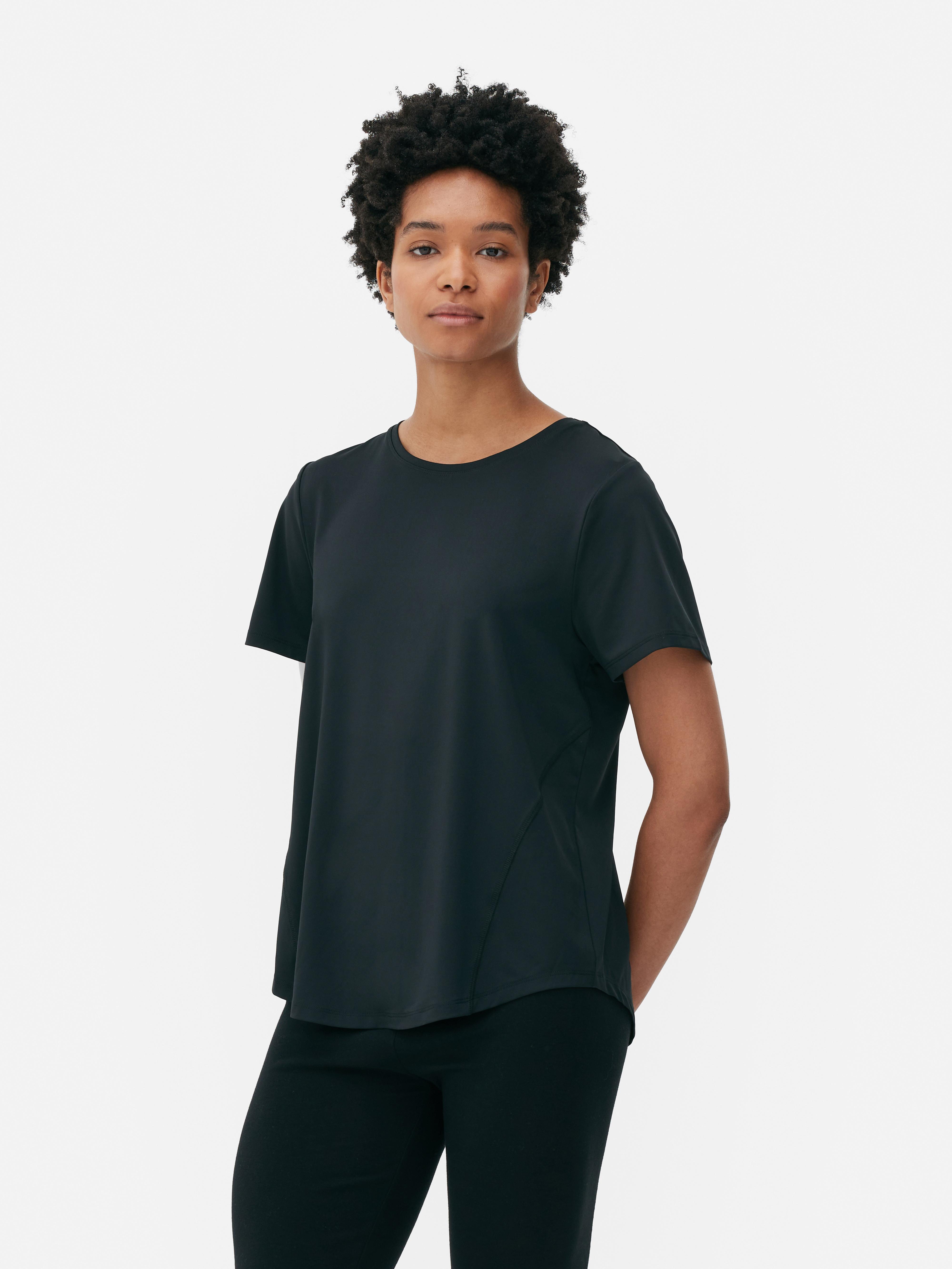 Tricou sport cu guler rotund Acest top sport cu guler rotund și mâneci scurte este o necesitate pentru sesiunea ta de antrenament săptămânală.
