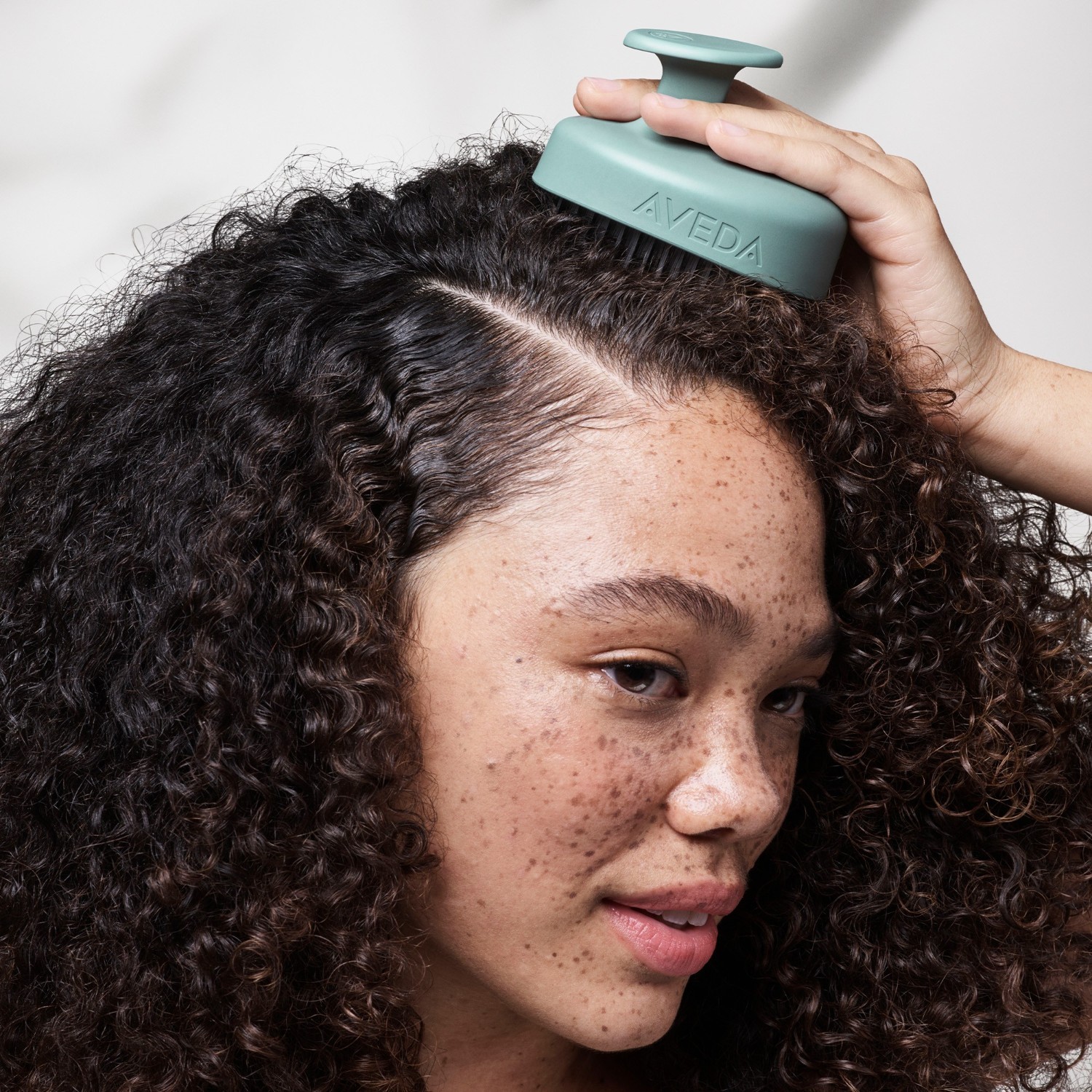 Aveda Scalp Care Scalp Solutions™ Стимулишући масажер за кожу главе – 1 комад