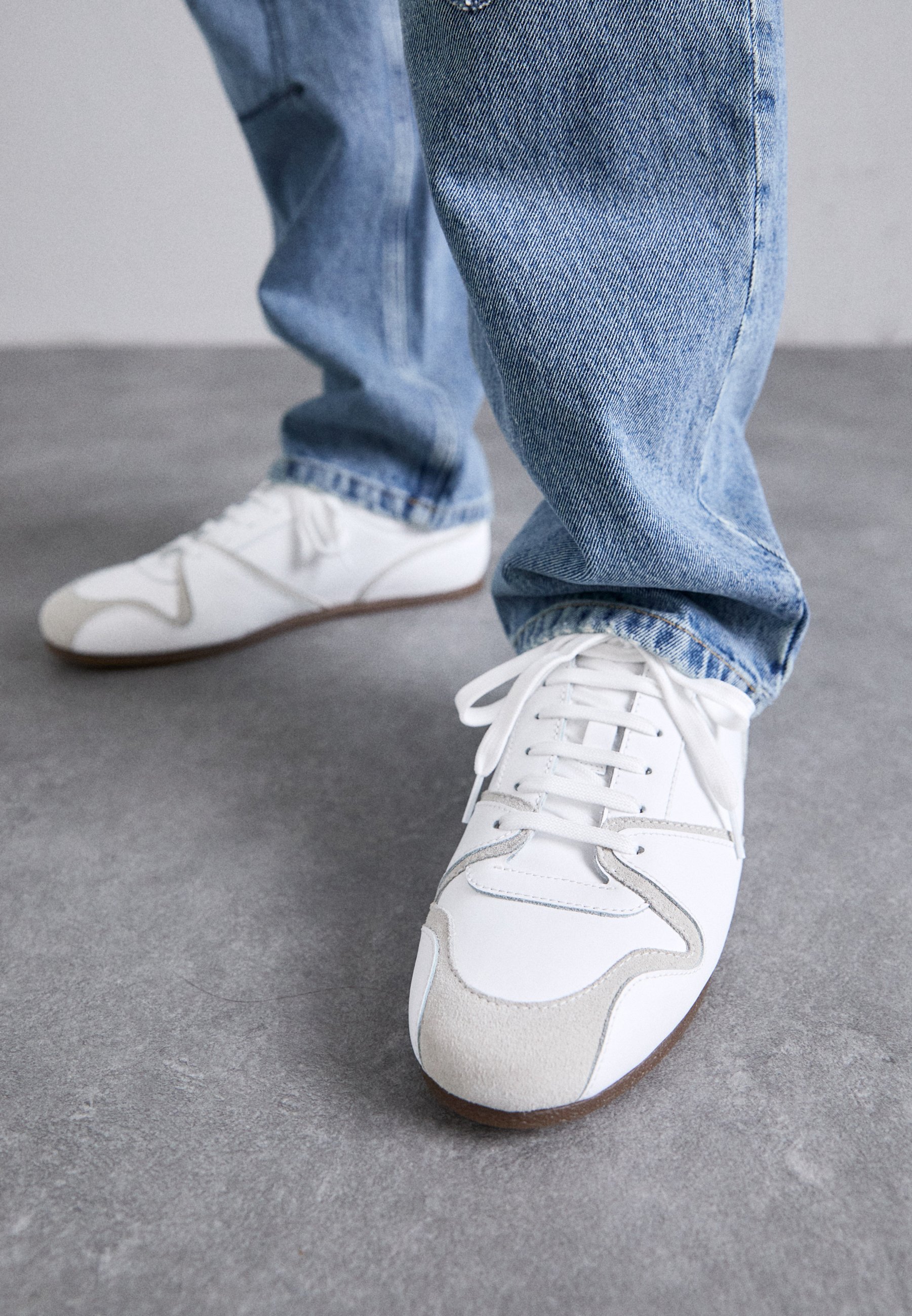 Baskets MOSCHINO - blanches