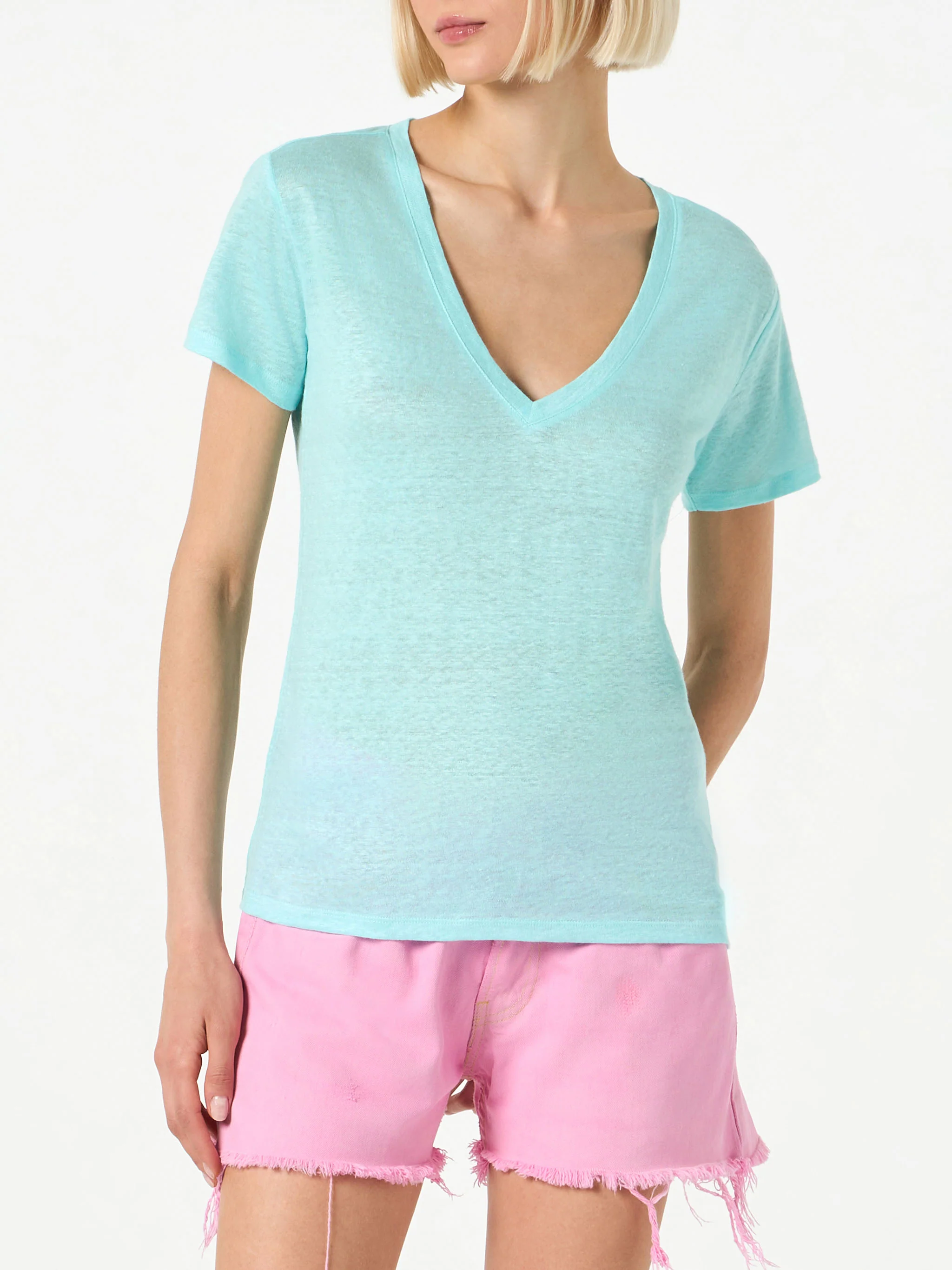 Dames T-shirt van lichtblauw linnen.