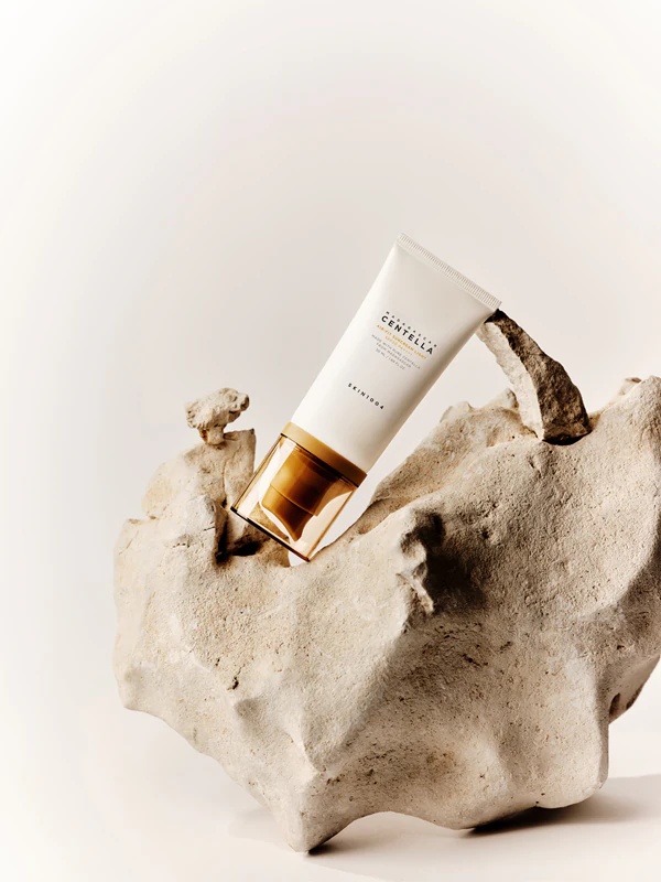 SKIN1004 Madagaskaro centelės „Air-Fit“ kremas nuo saulės su lengva mineraline apsaugine veido fluido SPF 30 formule.