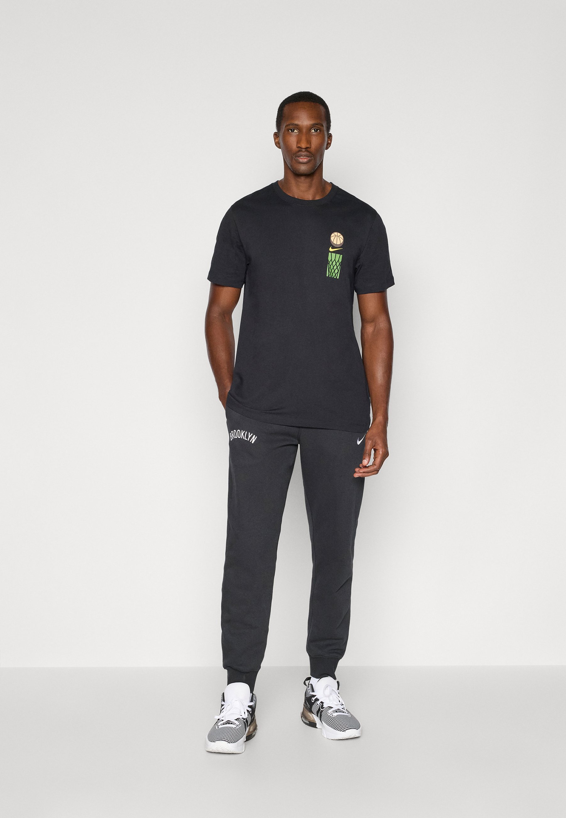 Nike Performance TEE ICON - Koszulka z nadrukiem - czarna