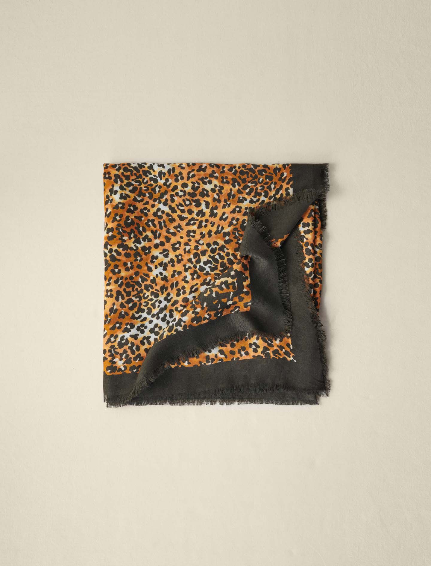 Huivi leopardikuviolla - Beige Leopardi