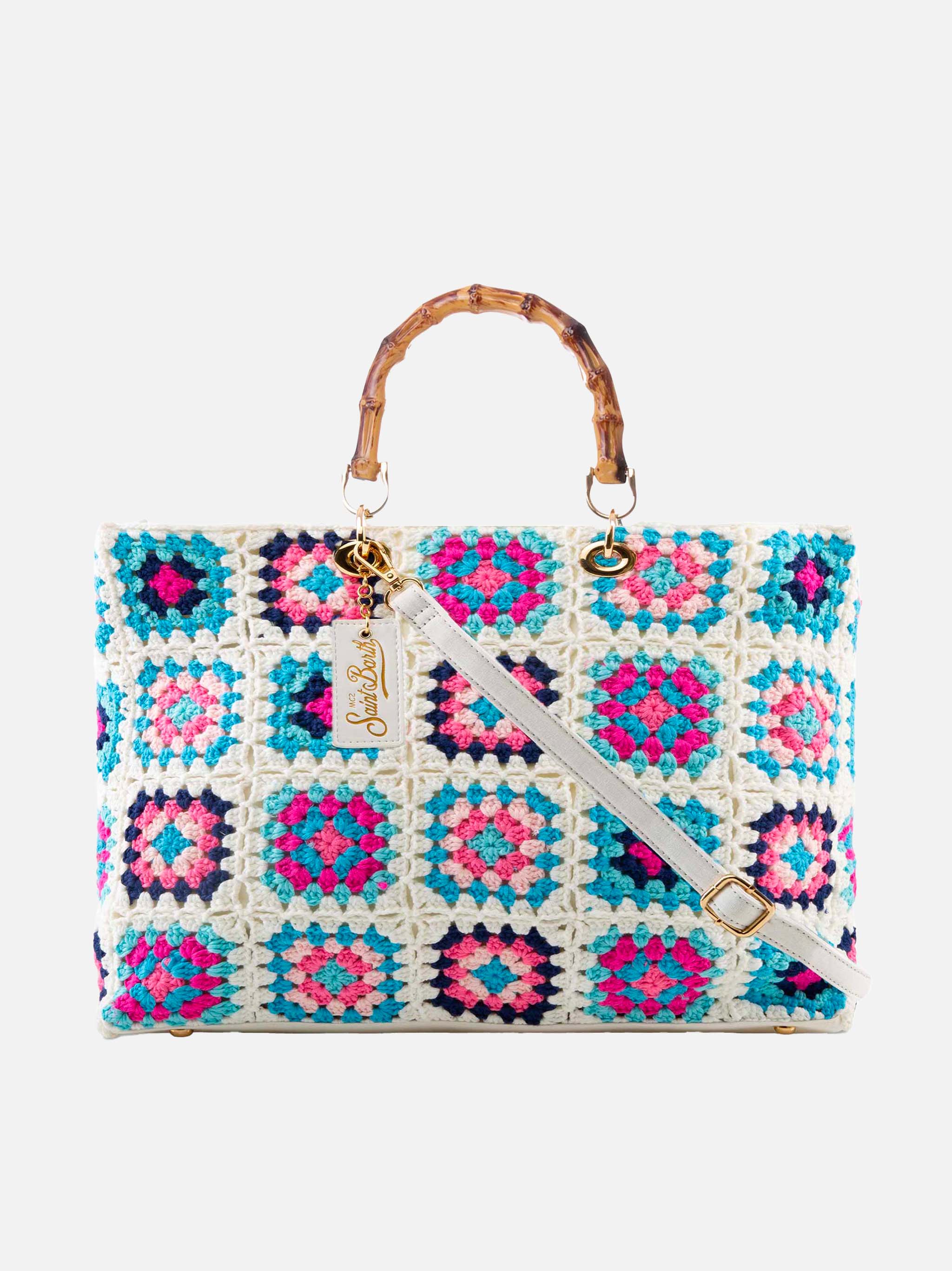 Handgemaakte gehaakte tas met tegelmotief, Victoria-stijl, met handvatten in bamboe-look | Meerkleurig patroon op witte achtergrond | Binnenflap met metalen ritssluiting | Binnenvak | MC2 Saint Barth