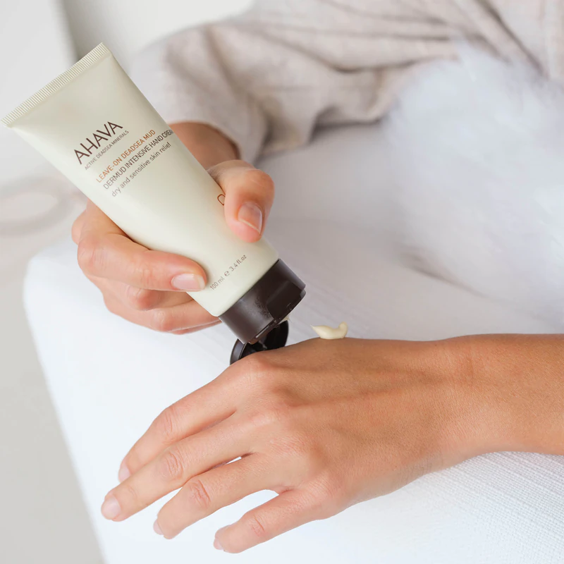 Creme intensivo para mãos AHAVA com lama do Mar Morto para pele seca e sensível.