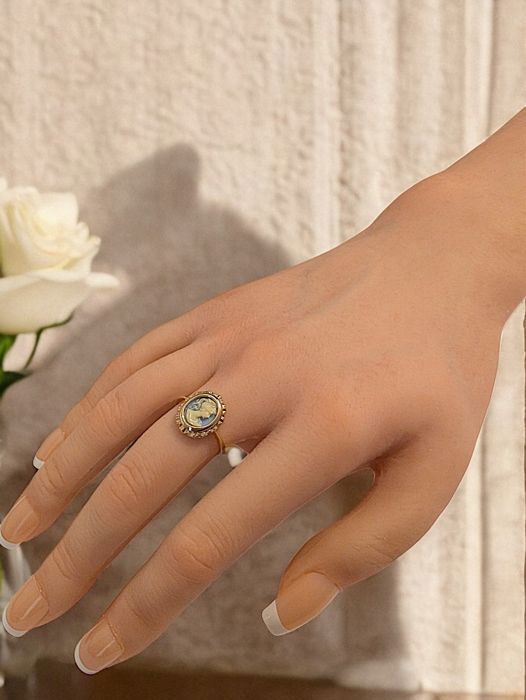 Anillo con camafeo azul, chapado en oro de 18 quilates.