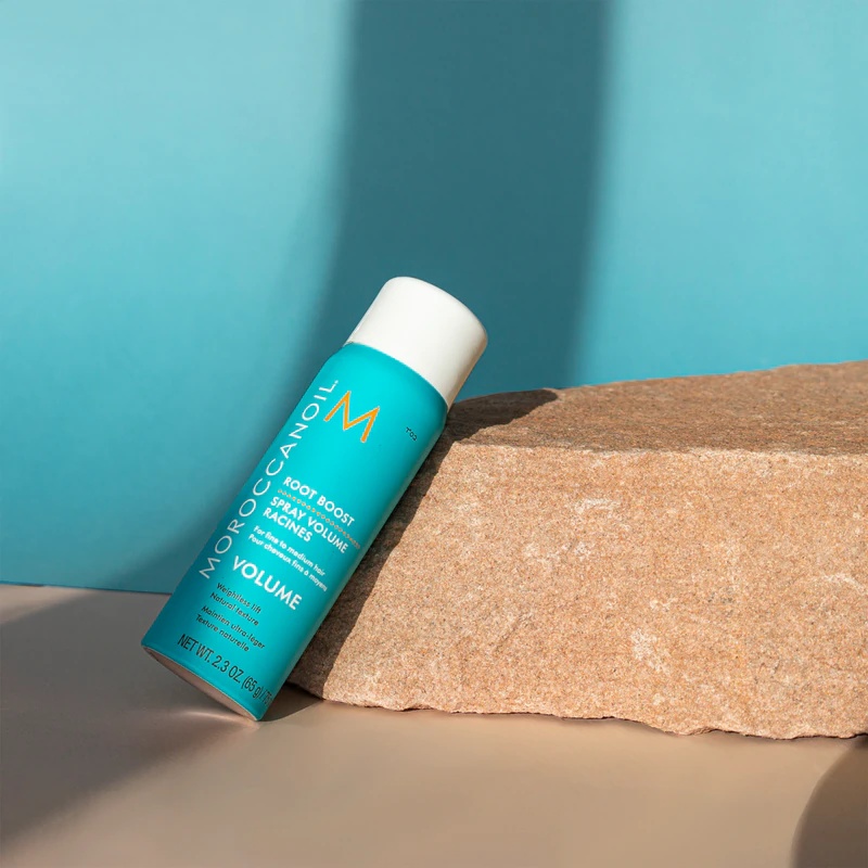 Moroccanoil Volume Root Boost formavimo purškiklis suteikia apimties nuo šaknų.