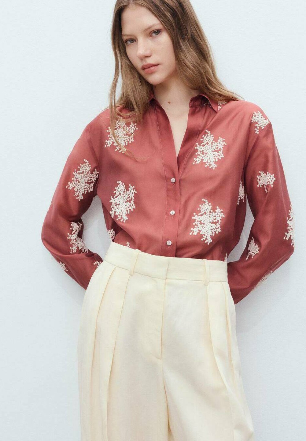 Mango geborduurde semi-transparante blouse met knoopsluiting - oranje