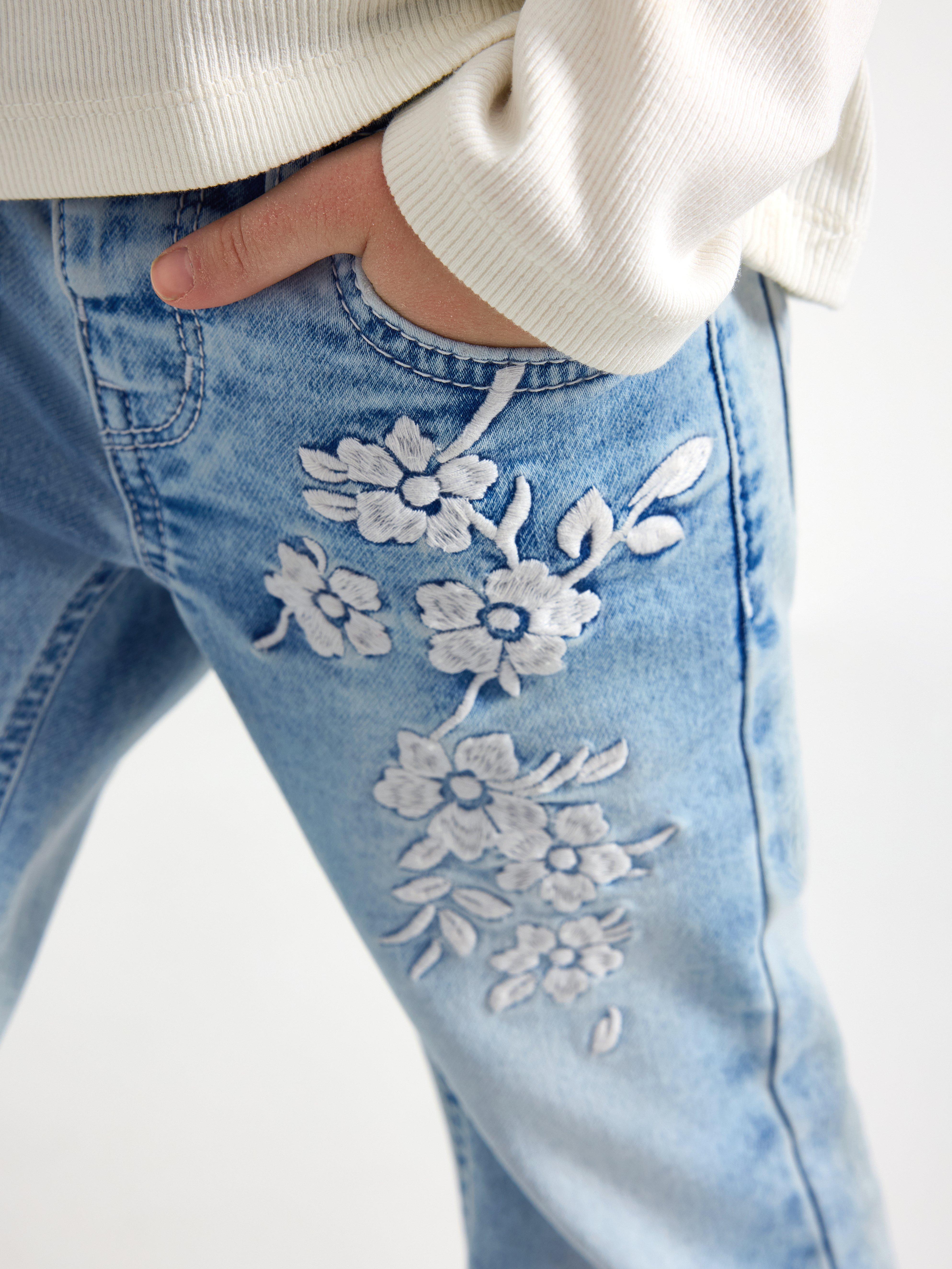 FREJA Jeans acampanados con bordados, mezclilla clara