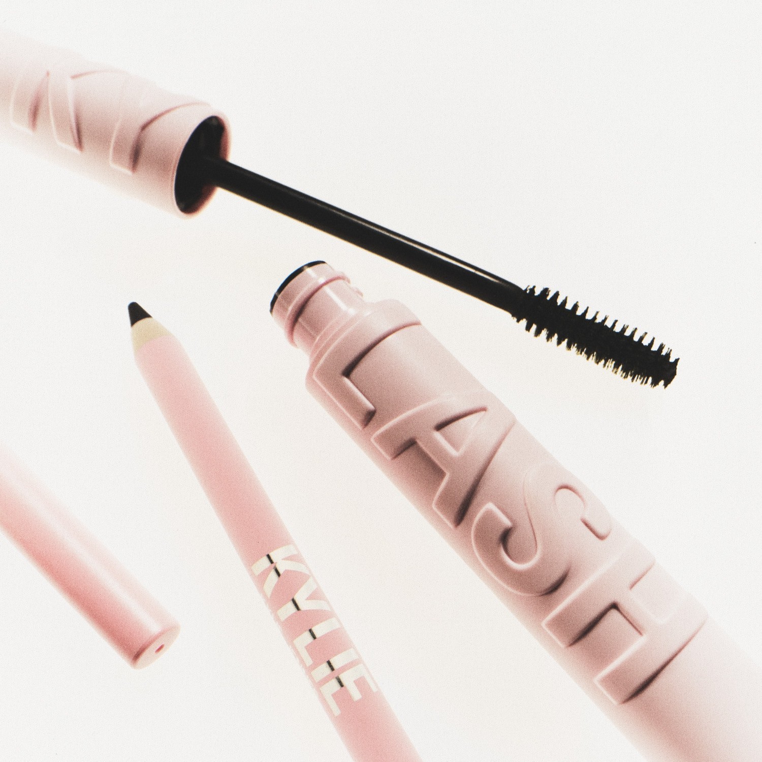 KYLIE COSMETICS šventinės kolekcijos makiažo rinkinys „Kylie Cosmetics“ dviejų dalių šventinis dovanų rinkinys „Kylash Eye“ – 3 dalys