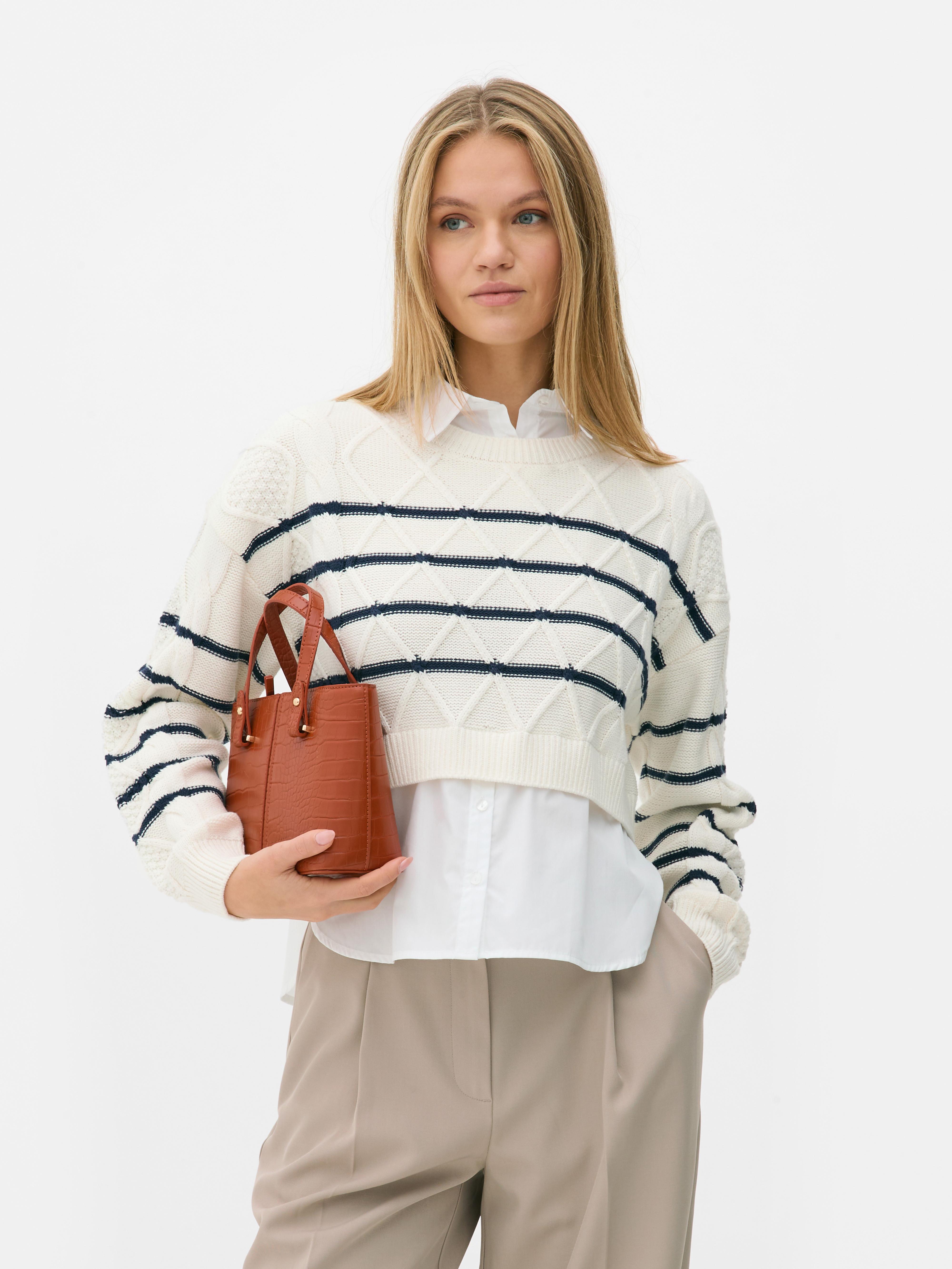 Maglione corto con camicia Un maglione a trecce lavorato a maglia 2 in 1 con camicia