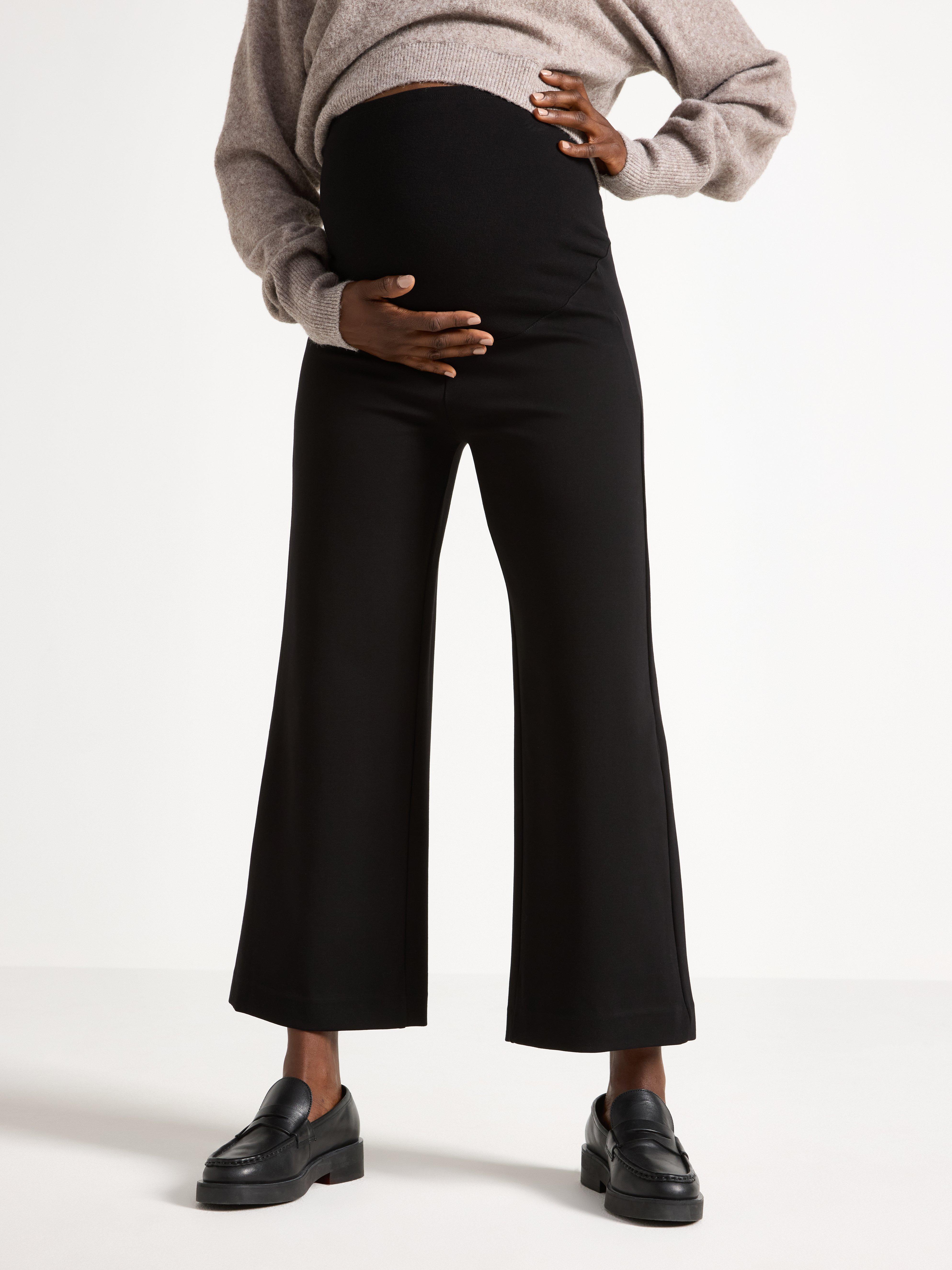 Calça cropped MOM na cor preta.