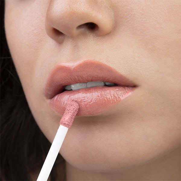 LOLA MAKE UP Ilgalaikis intensyvios spalvos lūpų blizgis 004 Bijūnas