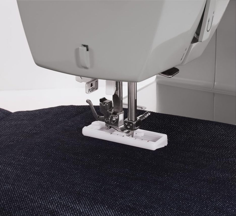 Máquina de coser Singer 4411 de alta resistencia, color gris.