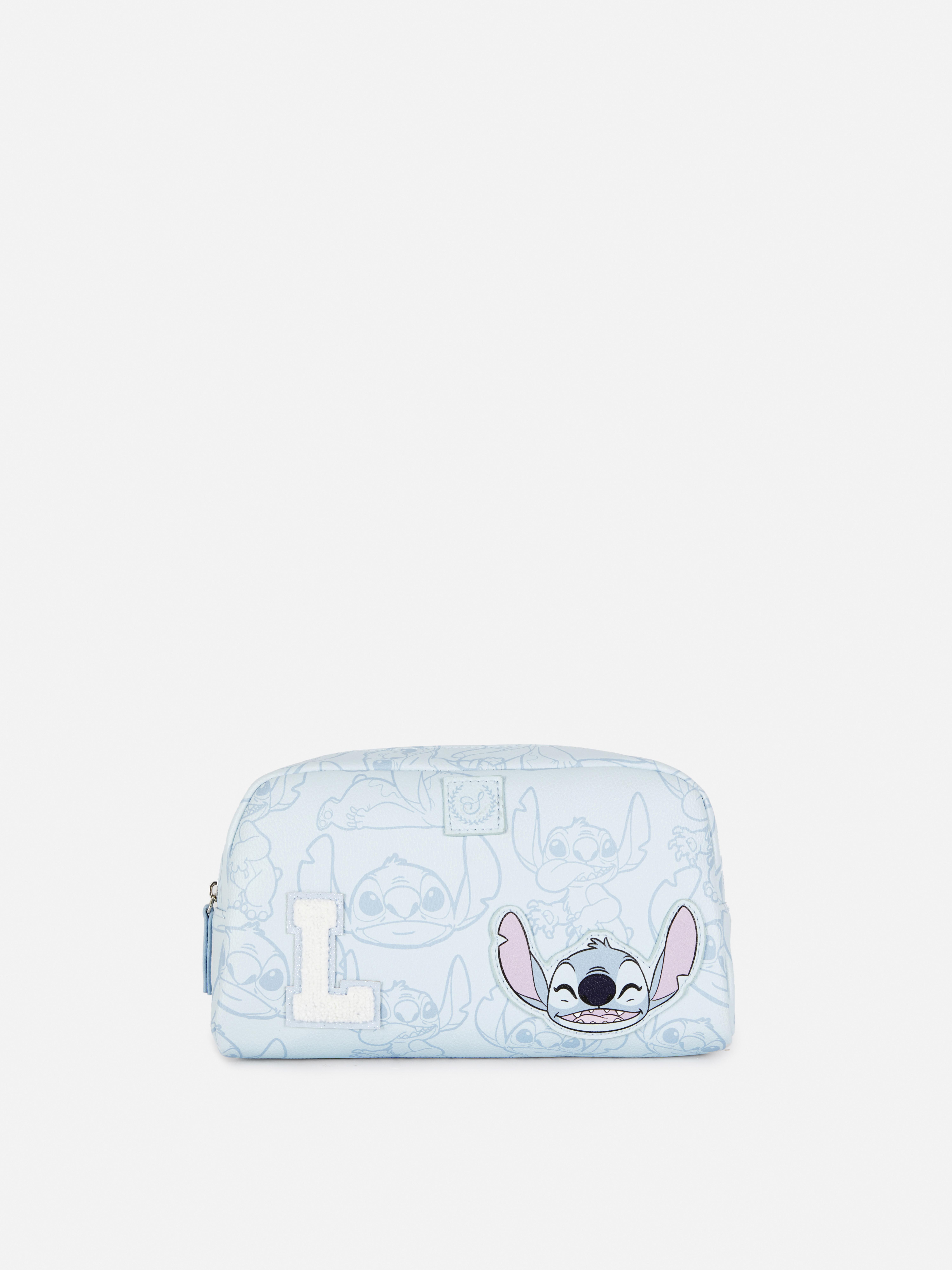 Sminktáska Disney Stitch mintás kezdőbetűs applikációval. Kis sminktáska kezdőbetűs applikációval és Disney Stitch mintával.