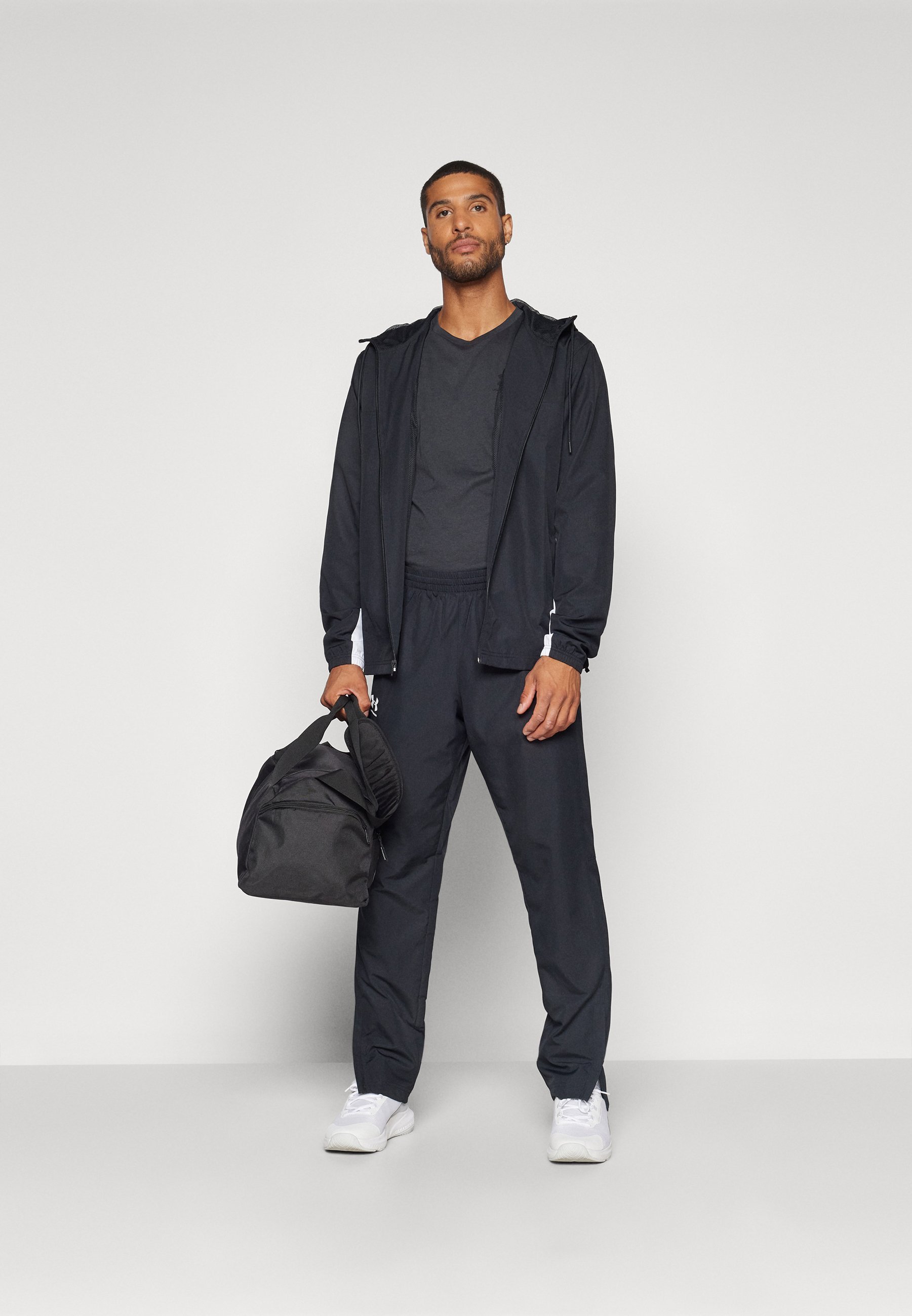 Pantaloni Under Armour RIVAL WOVEN - nero/bianco