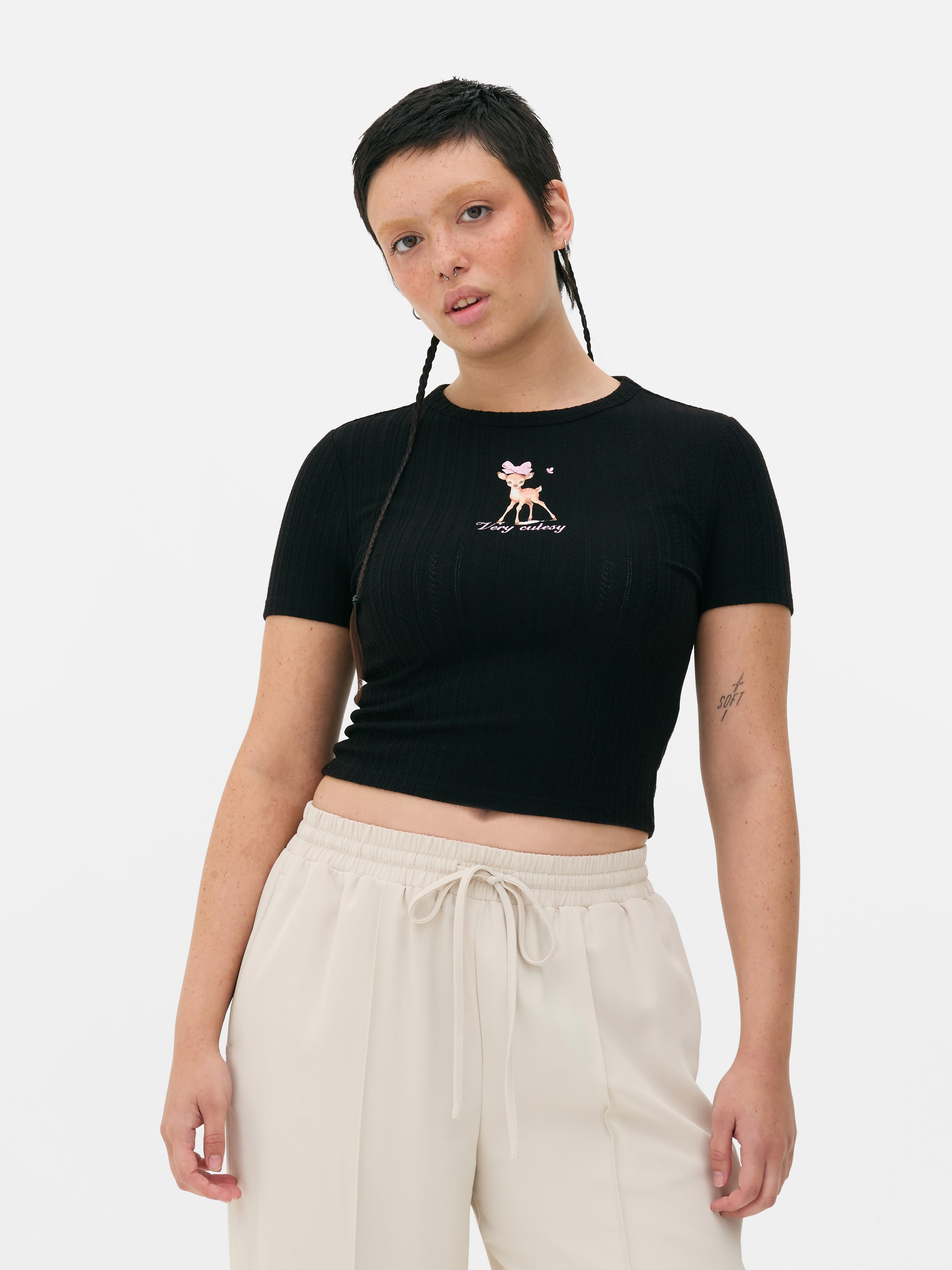 Tricou pentru bebeluși cu imprimeu și model ajurat Un tricou pentru bebeluși cu mâneci scurte, model ajurat și imprimeu pe față