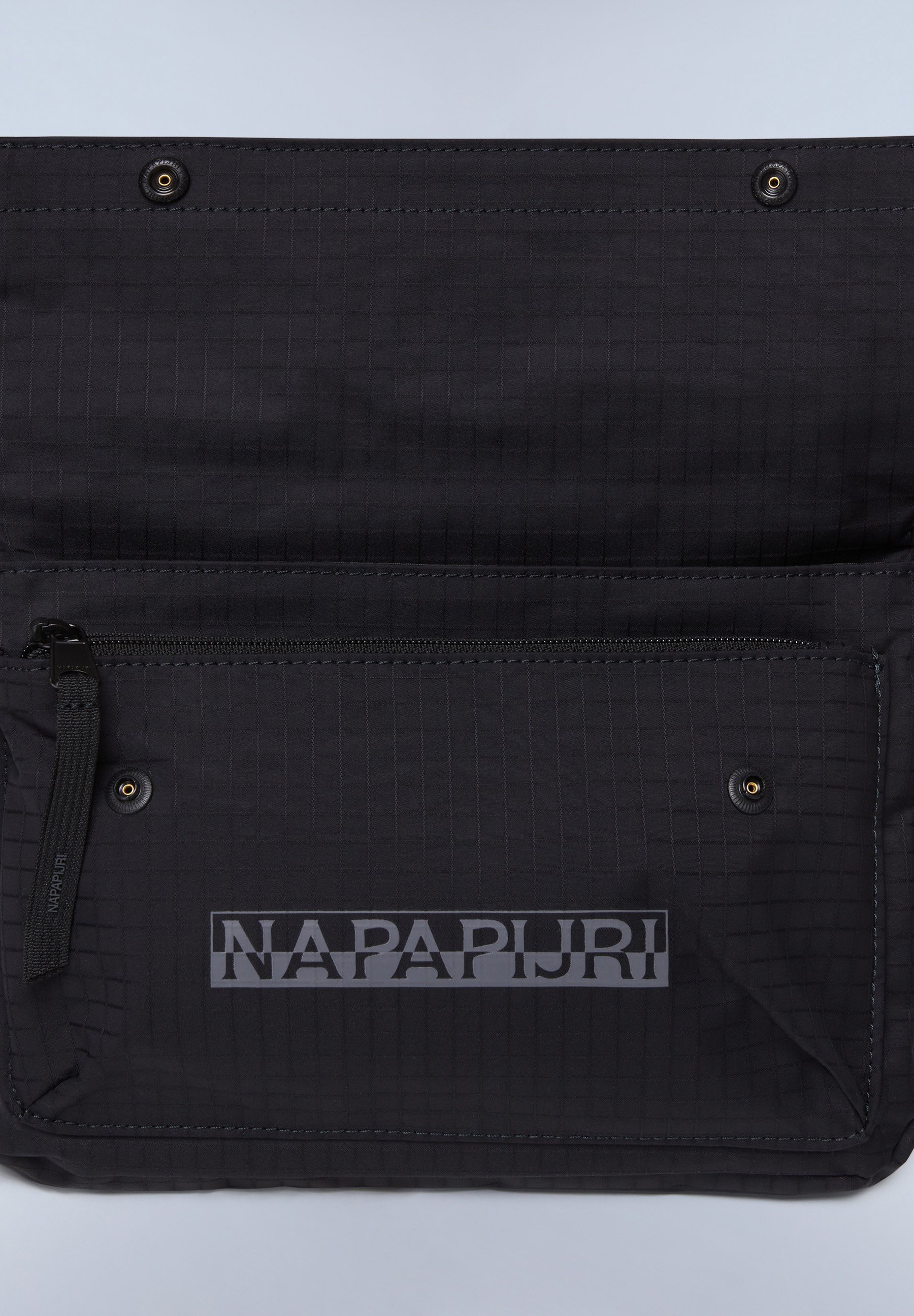 Napapijri torba čez telo - črna lepotica
