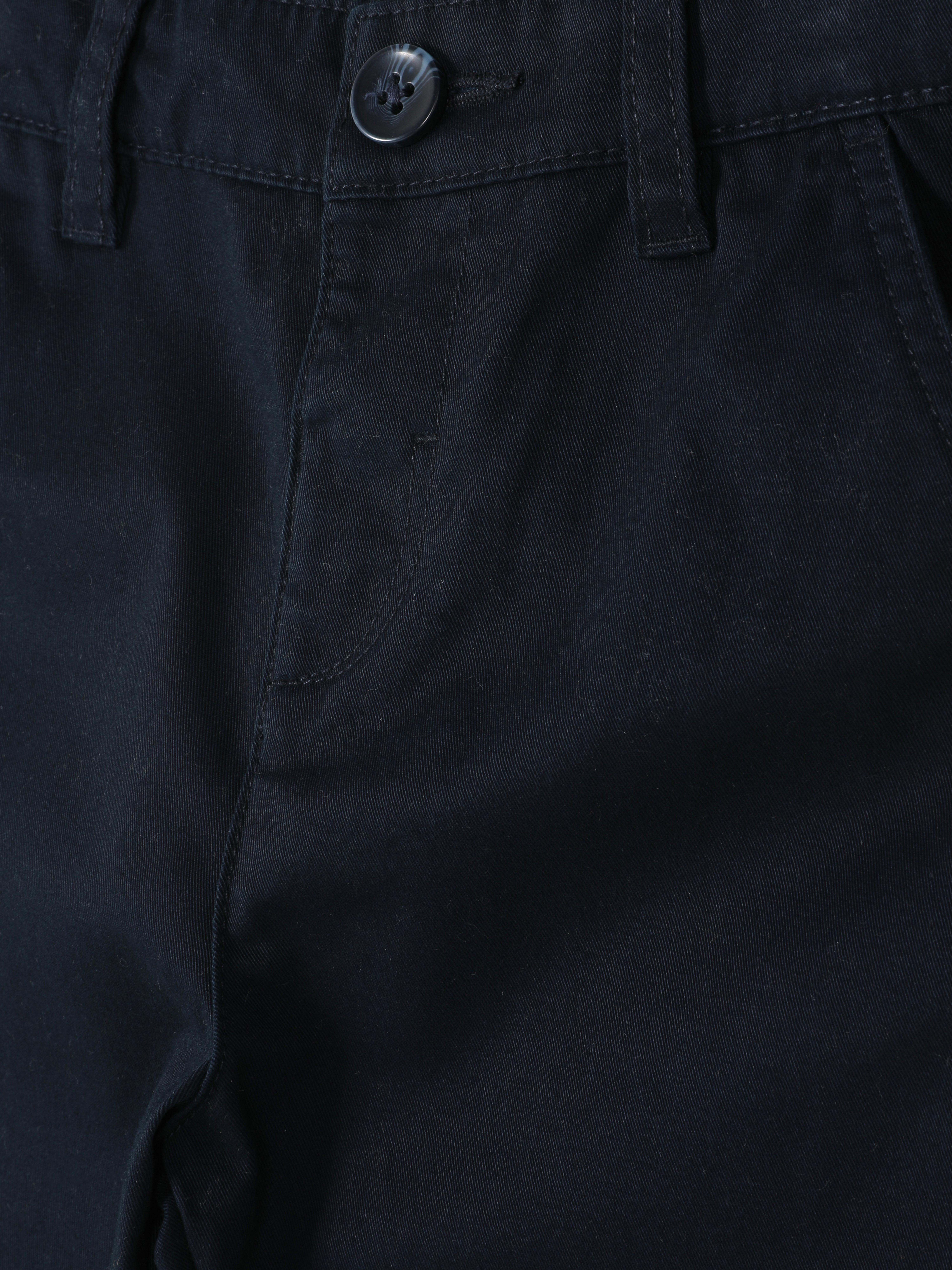 Chino-Hosen für Jungen. Diese Chinos mit Gürtelschlaufen, Taschen und geradem Bein gehören in ihre schicke Garderobe.