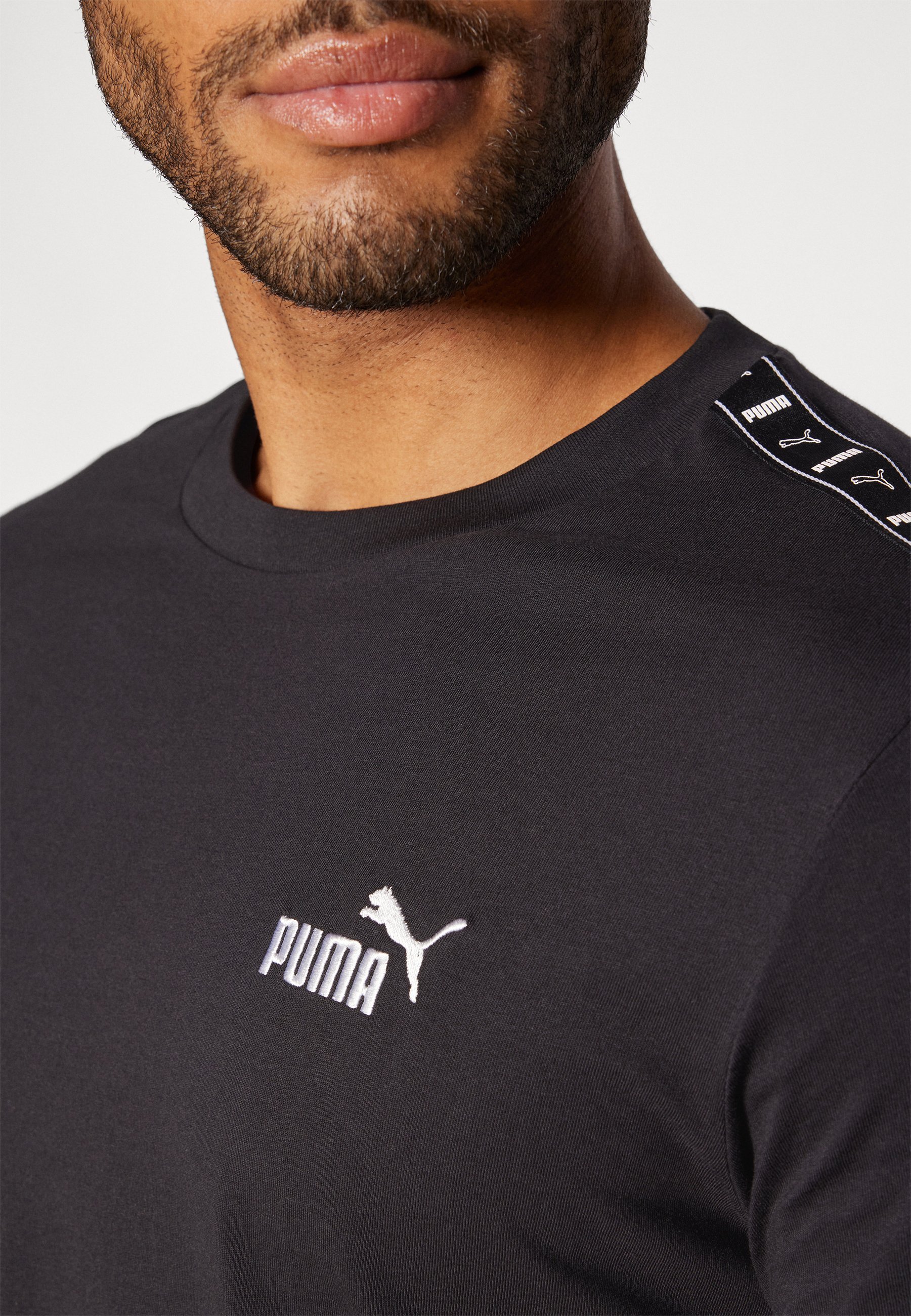 Puma TAPE TEE - T-shirt met print - zwart