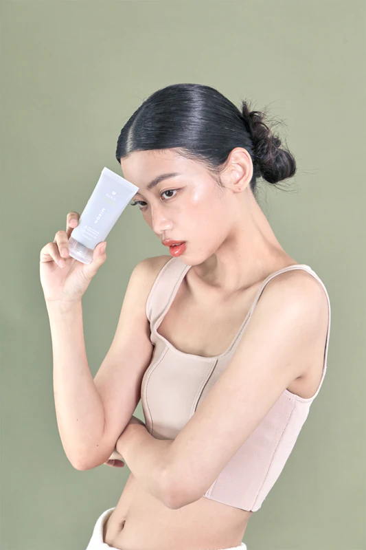 protetor solar facial Mizon Inout Watery Sheer é um creme leve, protetor e hidratante para o rosto.