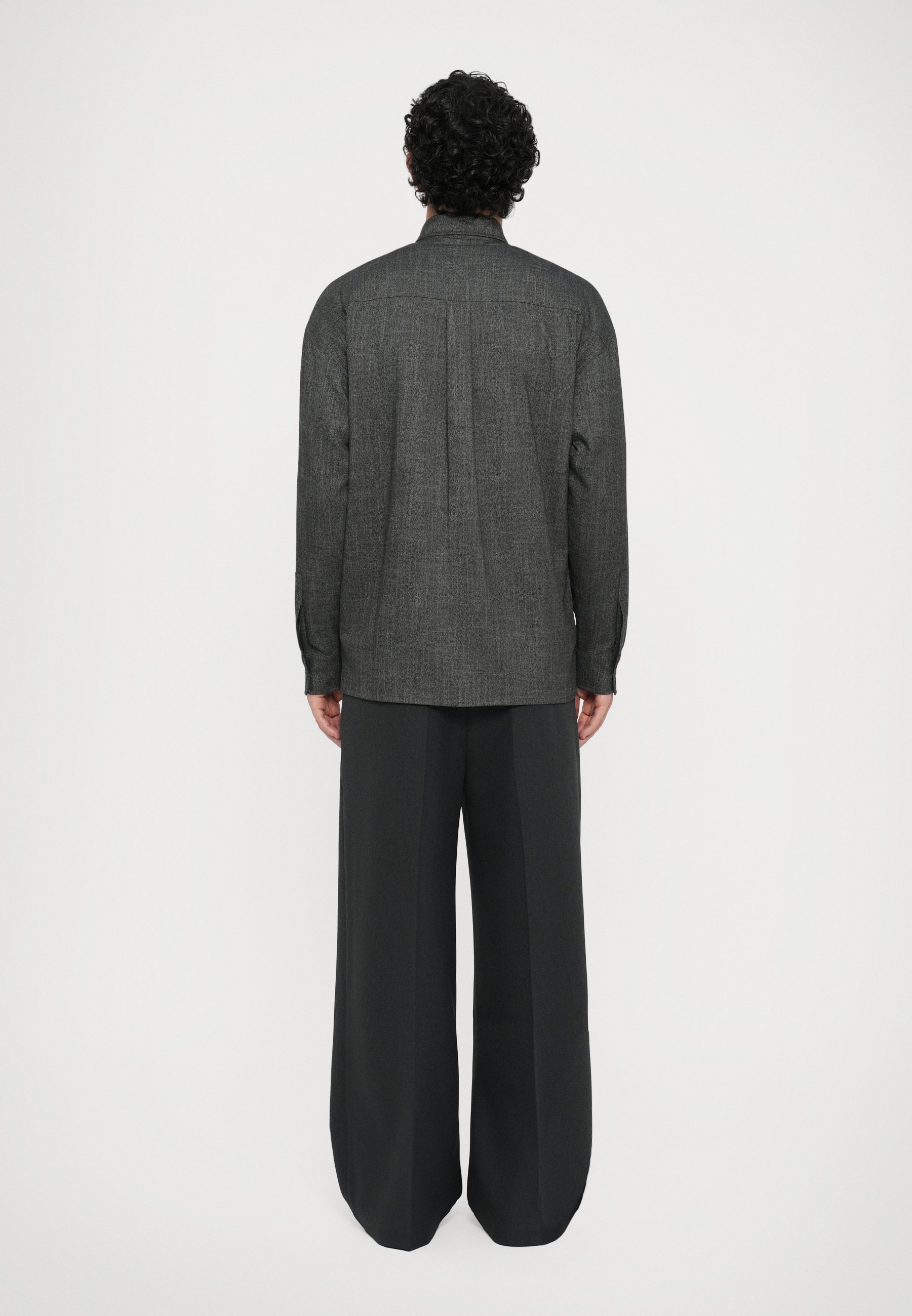 Camicia Essential Collective con bottoni nascosti - nera