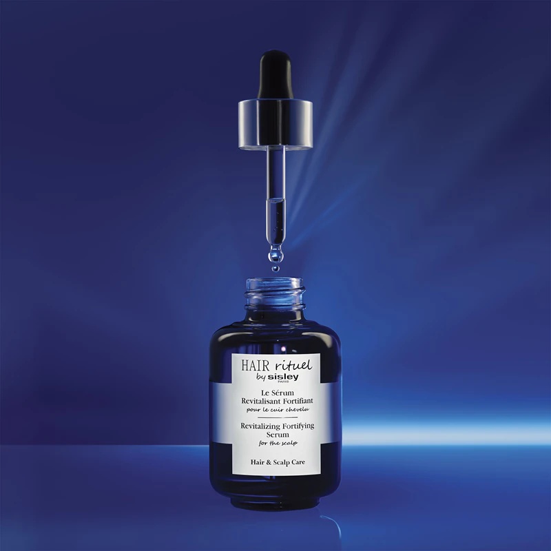 „Hair Rituel by Sisley Revitalizing Fortifying Serum“ intensyvi priemonė nuo plaukų slinkimo.