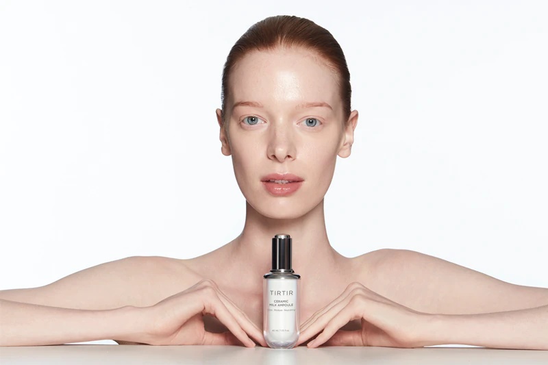 Vlažilni serum za obraz TIRTIR Ceramic Milk Ampoule z posvetlitvenim učinkom