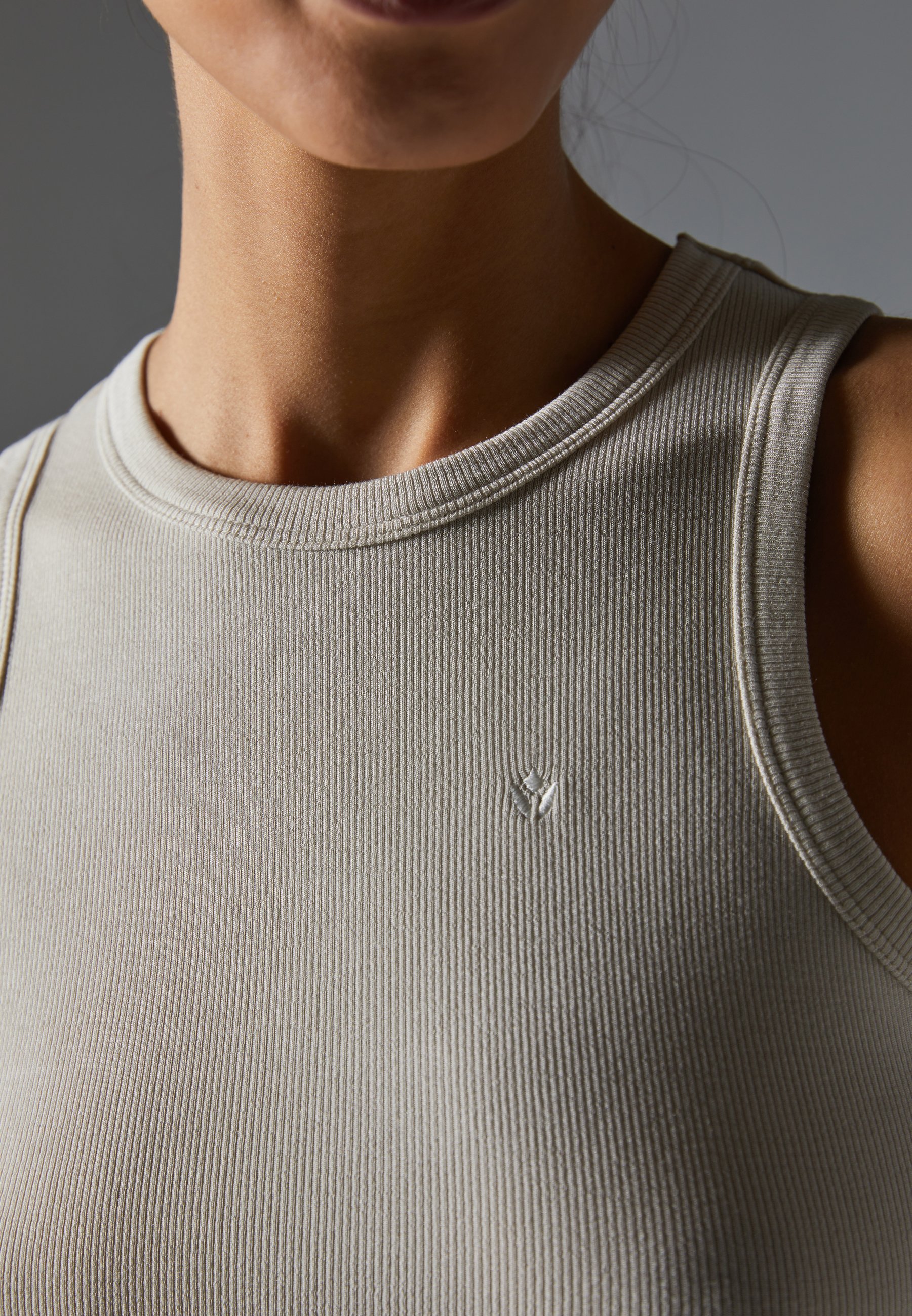 Even&Odd Active Cropped Sleeveless Top mit abgerundetem Saum - Top - Beige