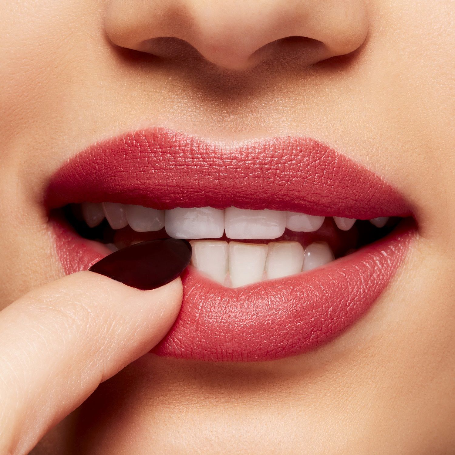 Matný rúž Powder Kiss Velvet Blur Luxusné rúže