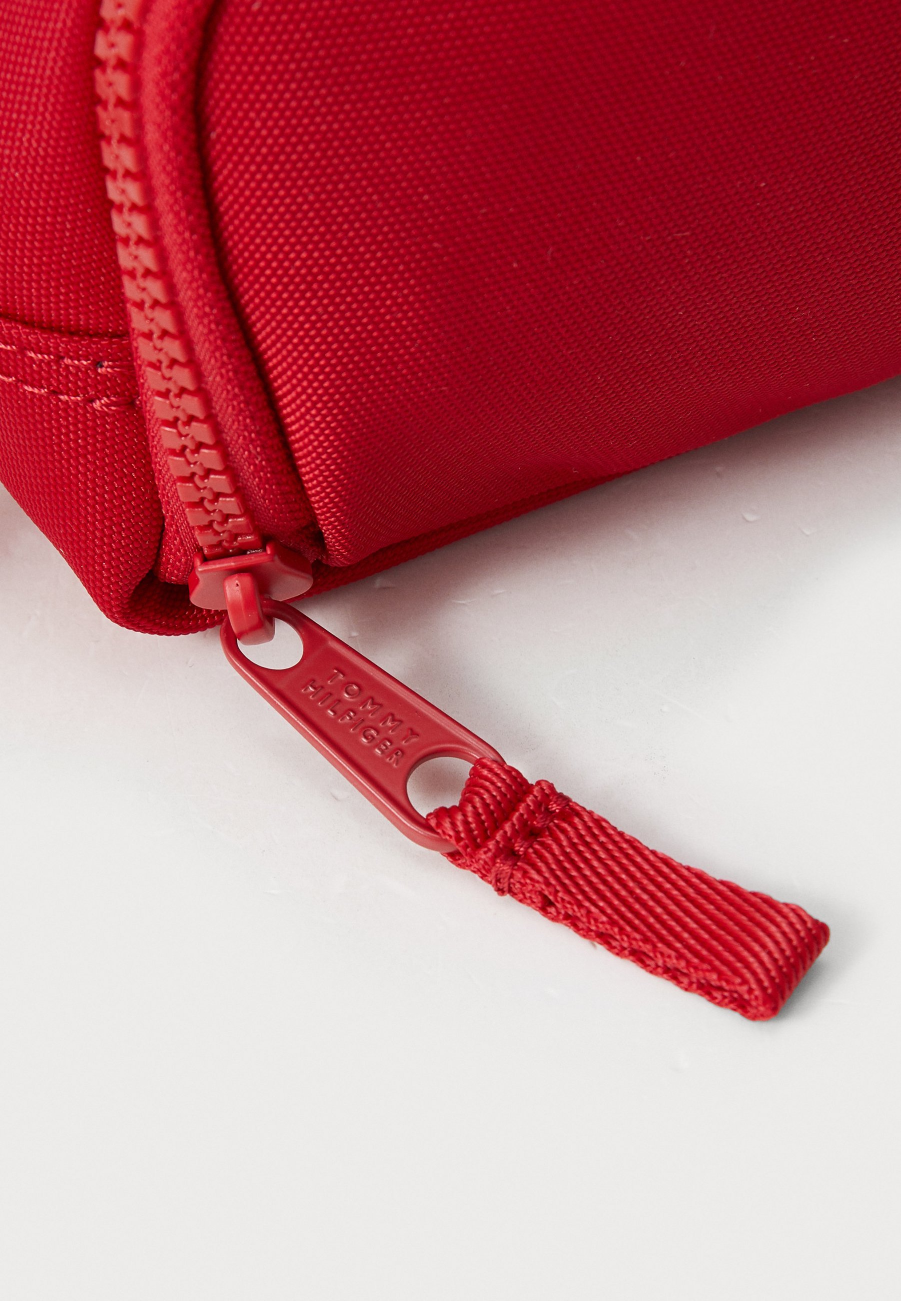 Trousse à crayons Tommy Hilfiger SCRIPT FLAG unisexe - Trousse à crayons - rouge moyen
