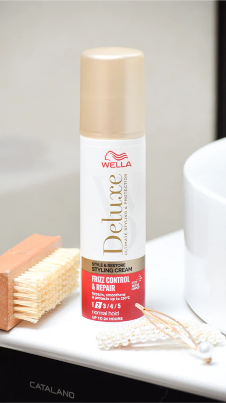 Stylingový krém Wella Deluxe Style & Restore vyhladzuje a regeneruje poškodené vlasy